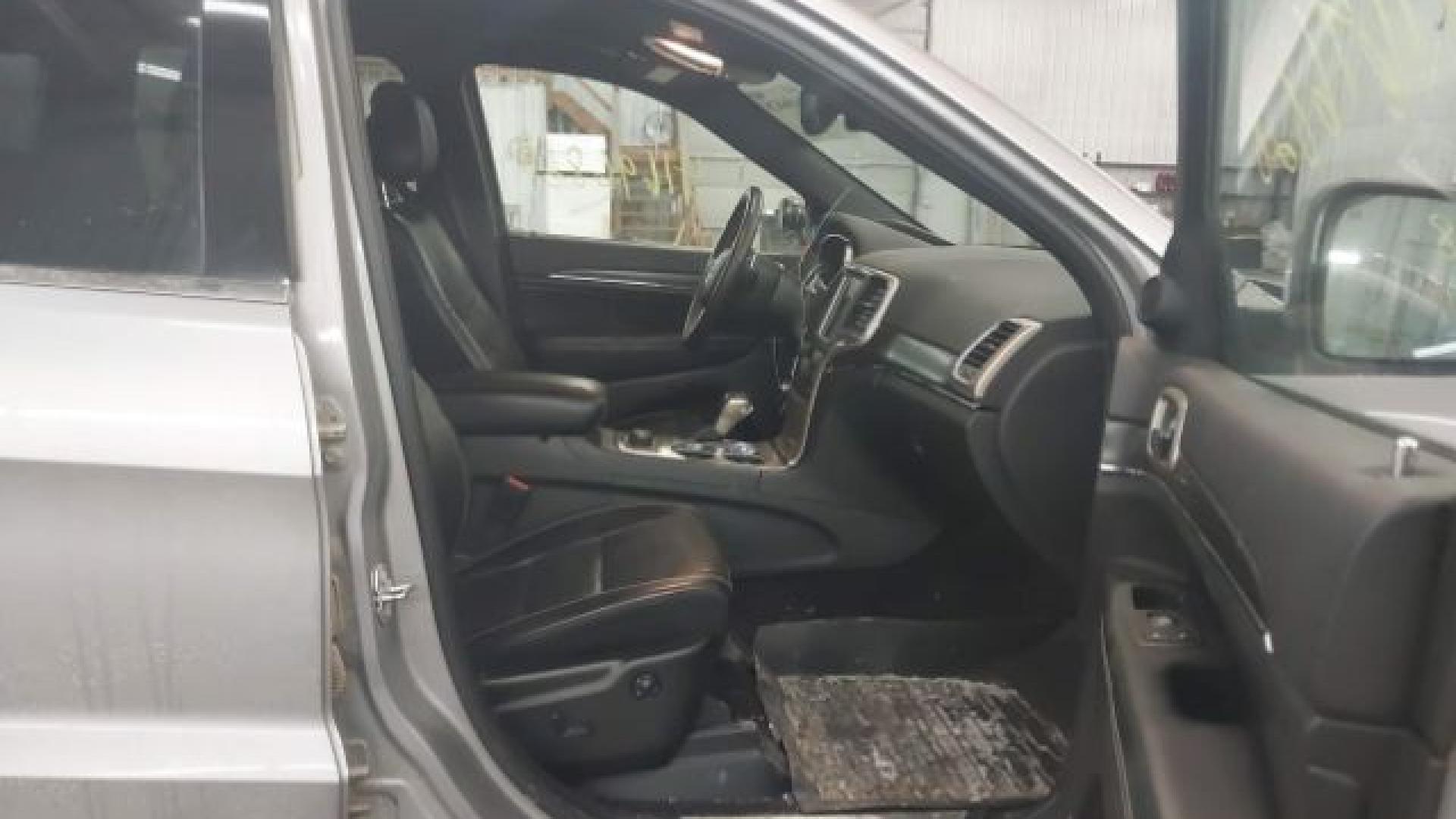 Jeep  - Grand Cherokee - 2017 - Silver - 41696828