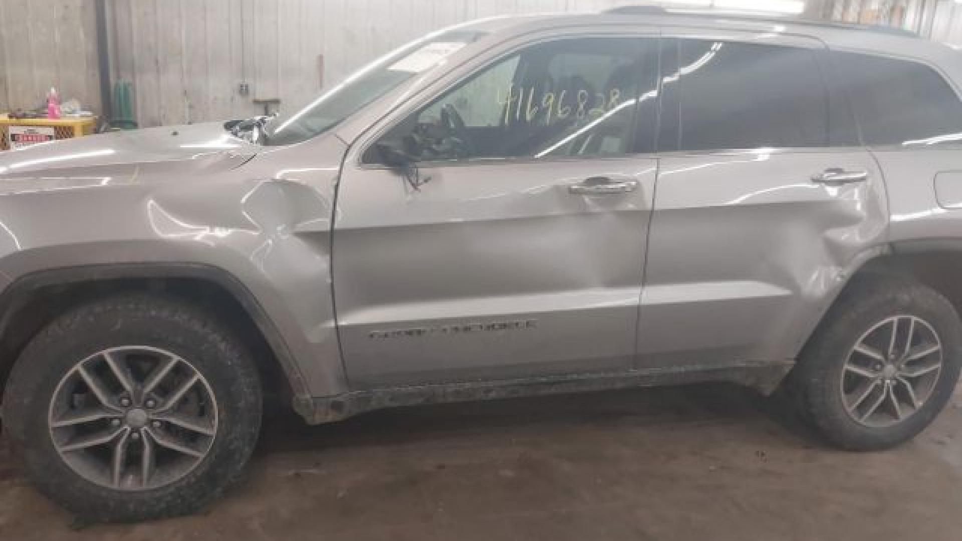 Jeep  - Grand Cherokee - 2017 - Silver - 41696828