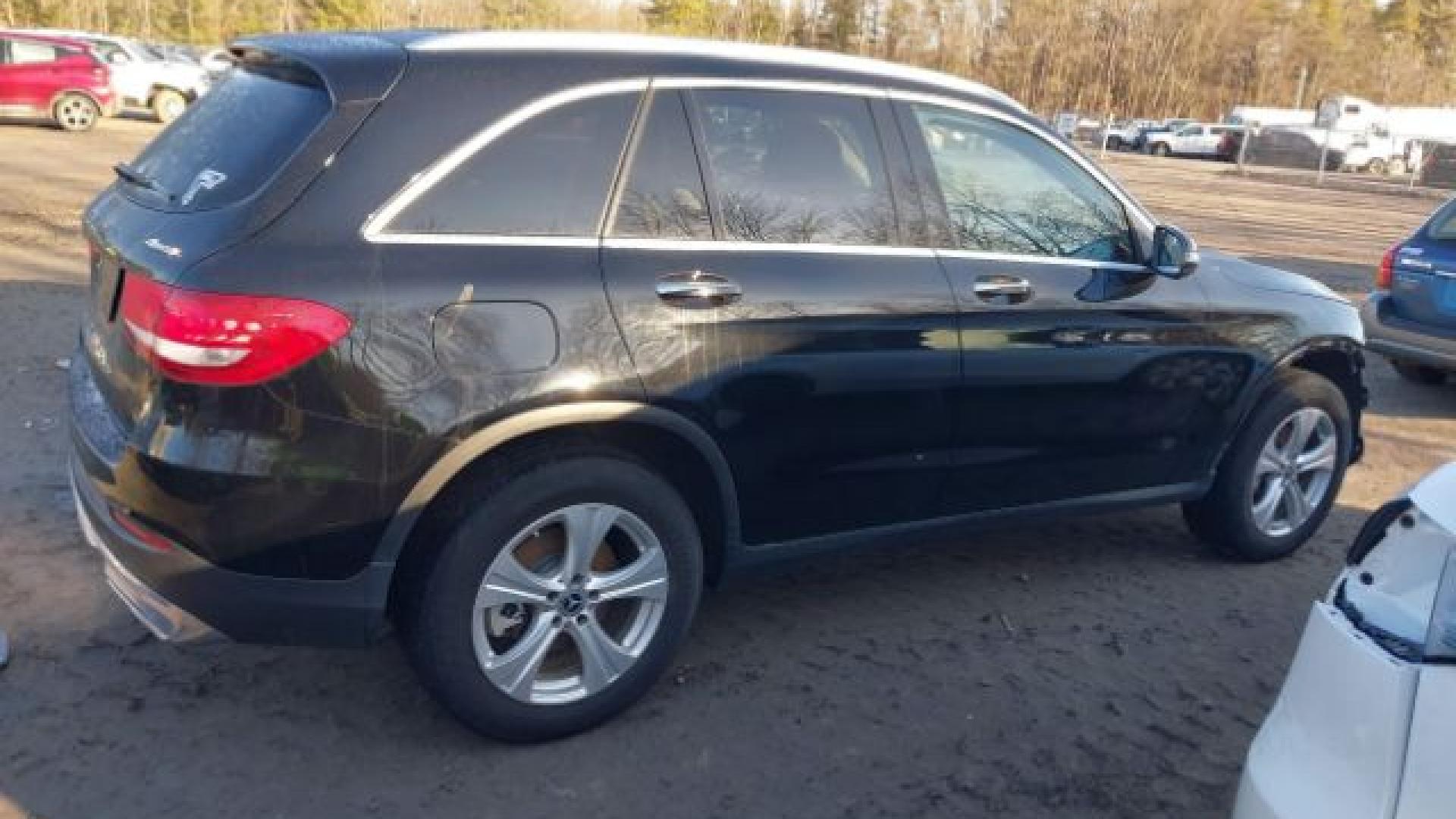 Mercedes - Glc300 - 2018 - Black - 41771484