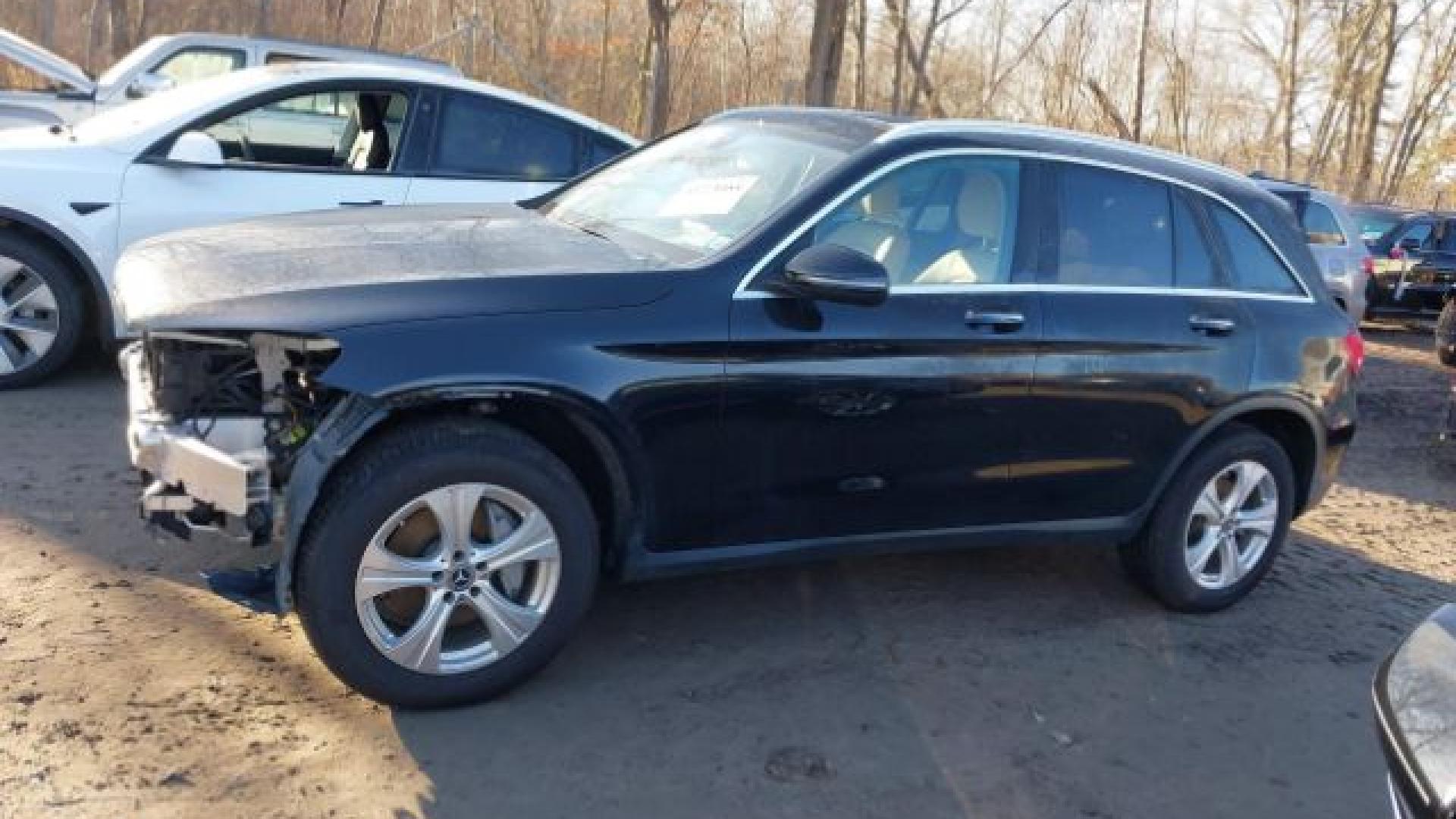 Mercedes - Glc300 - 2018 - Black - 41771484