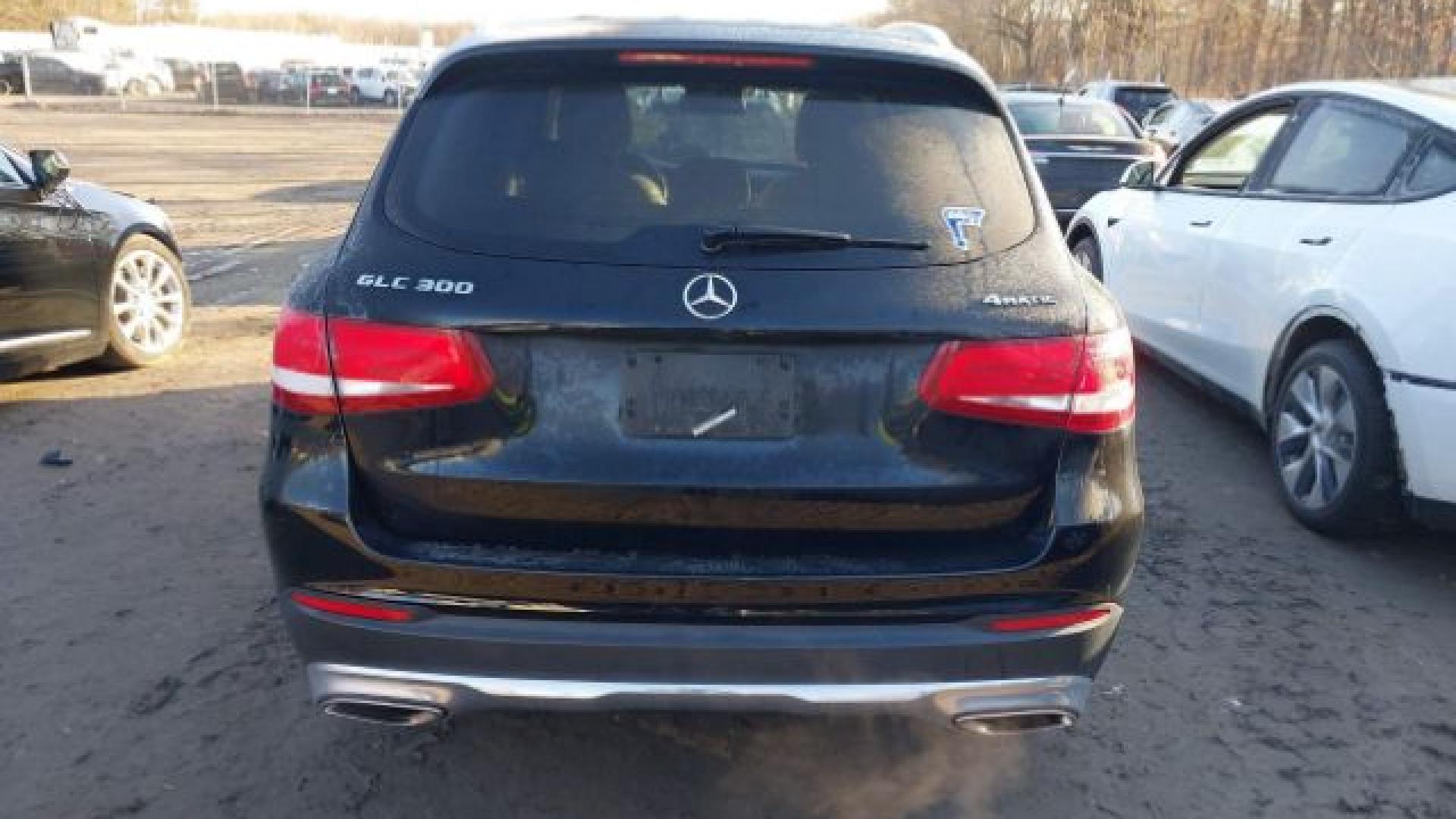 Mercedes - Glc300 - 2018 - Black - 41771484