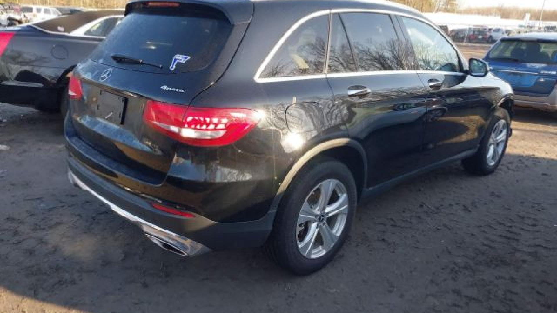 Mercedes - Glc300 - 2018 - Black - 41771484