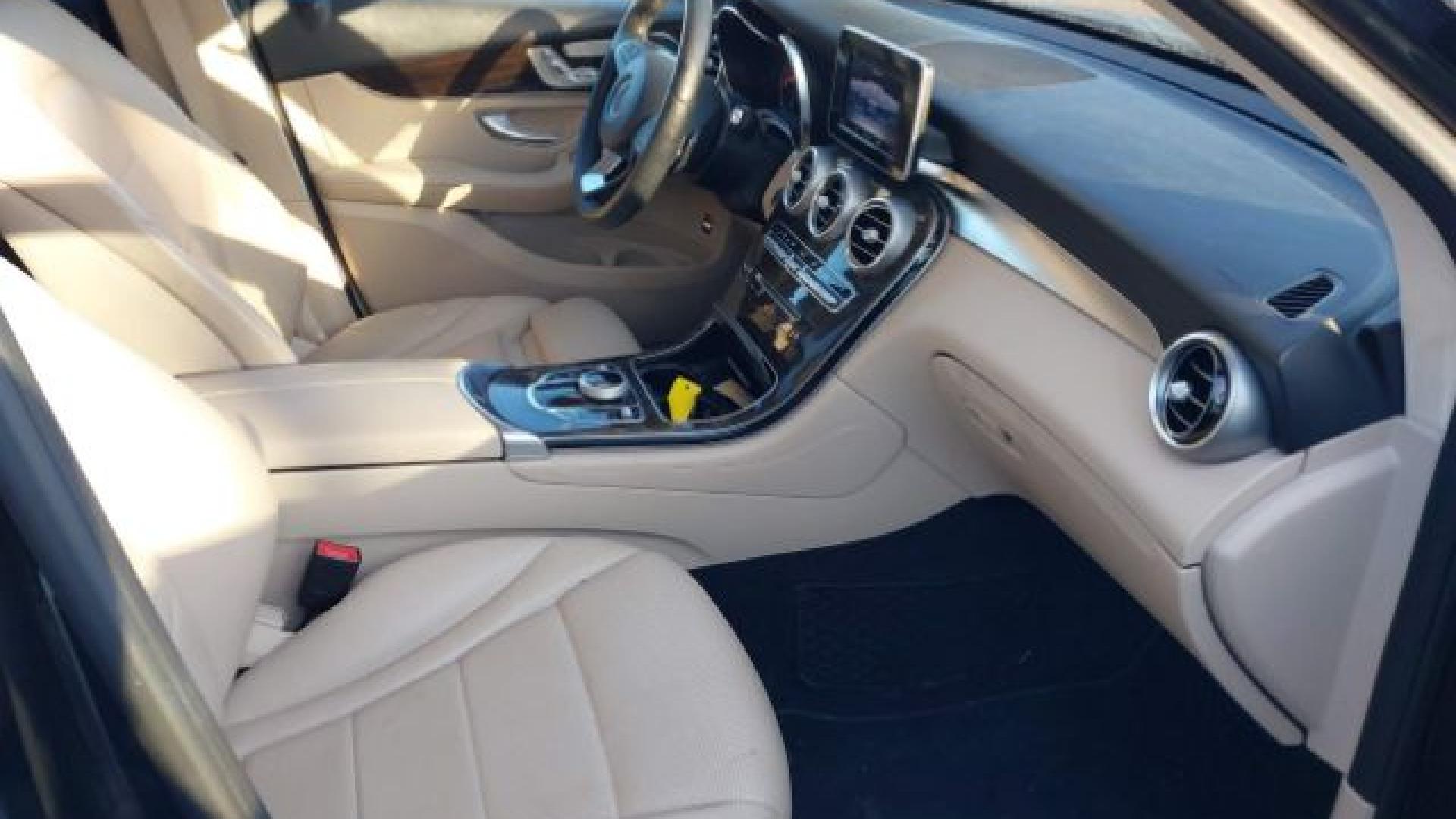 Mercedes - Glc300 - 2018 - Black - 41771484