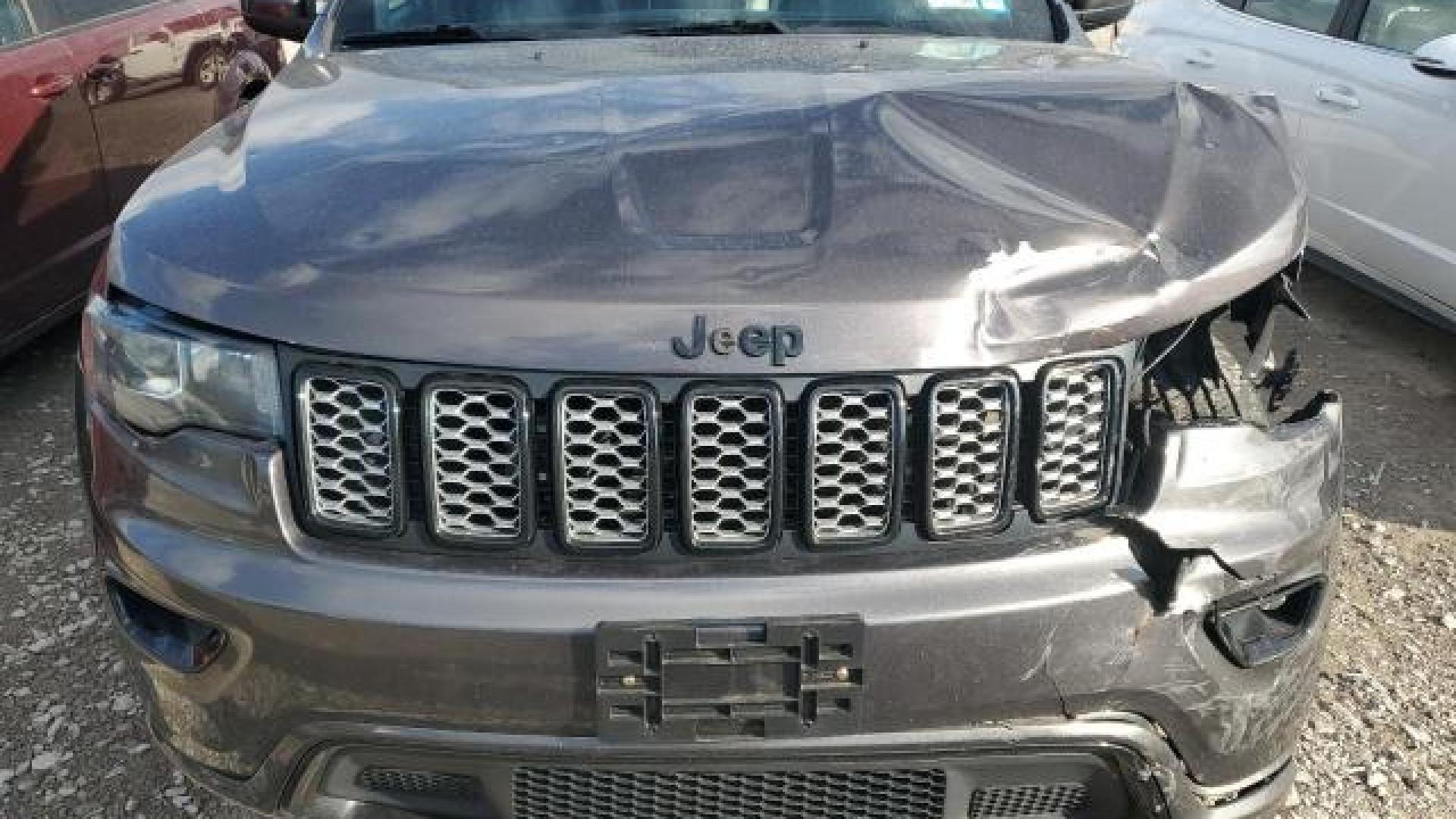 Jeep  - Grand Cherokee - 2017 - Grey - 80984094