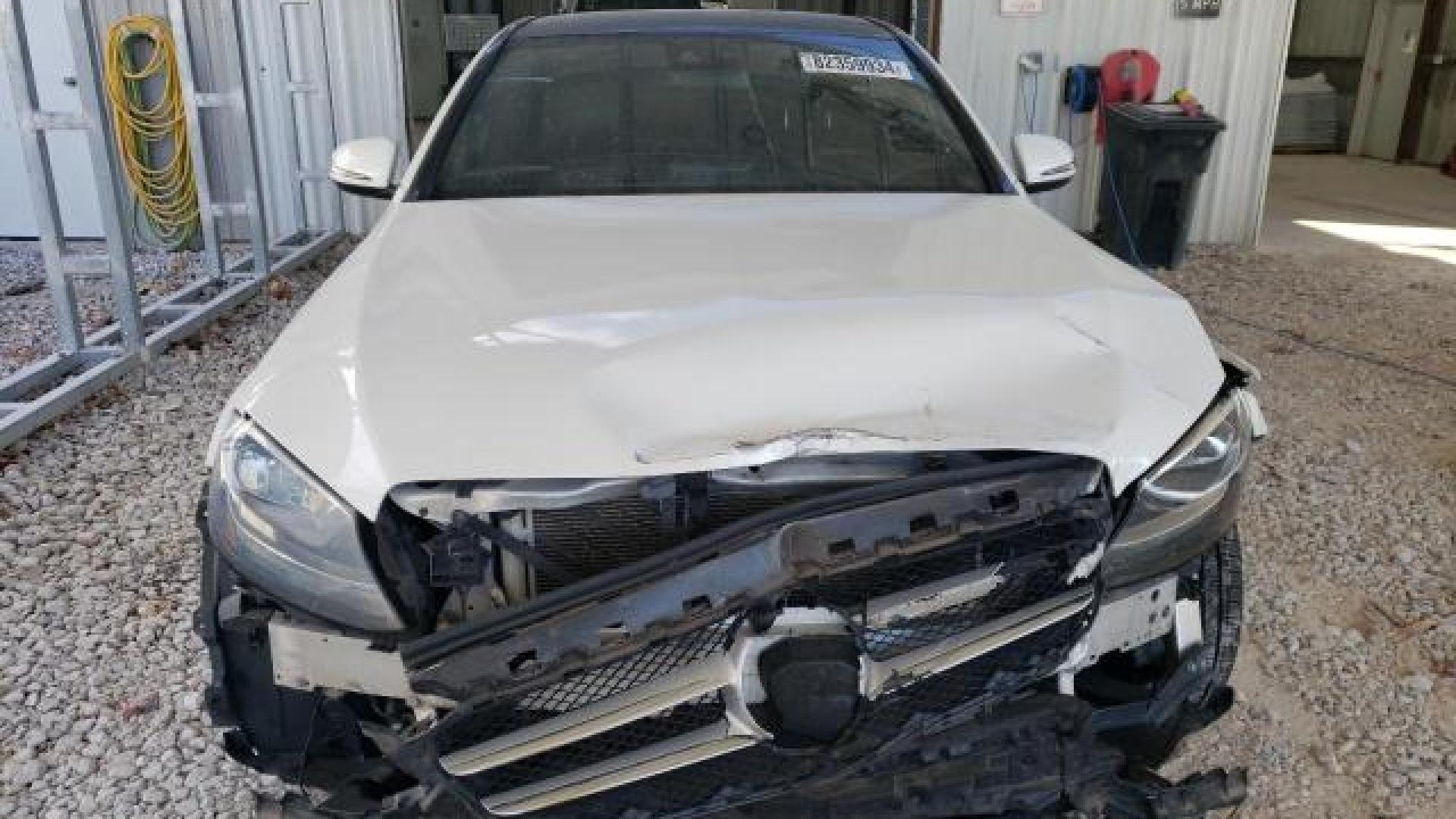 Mercedes - C300 - 2017 - White - 82359934