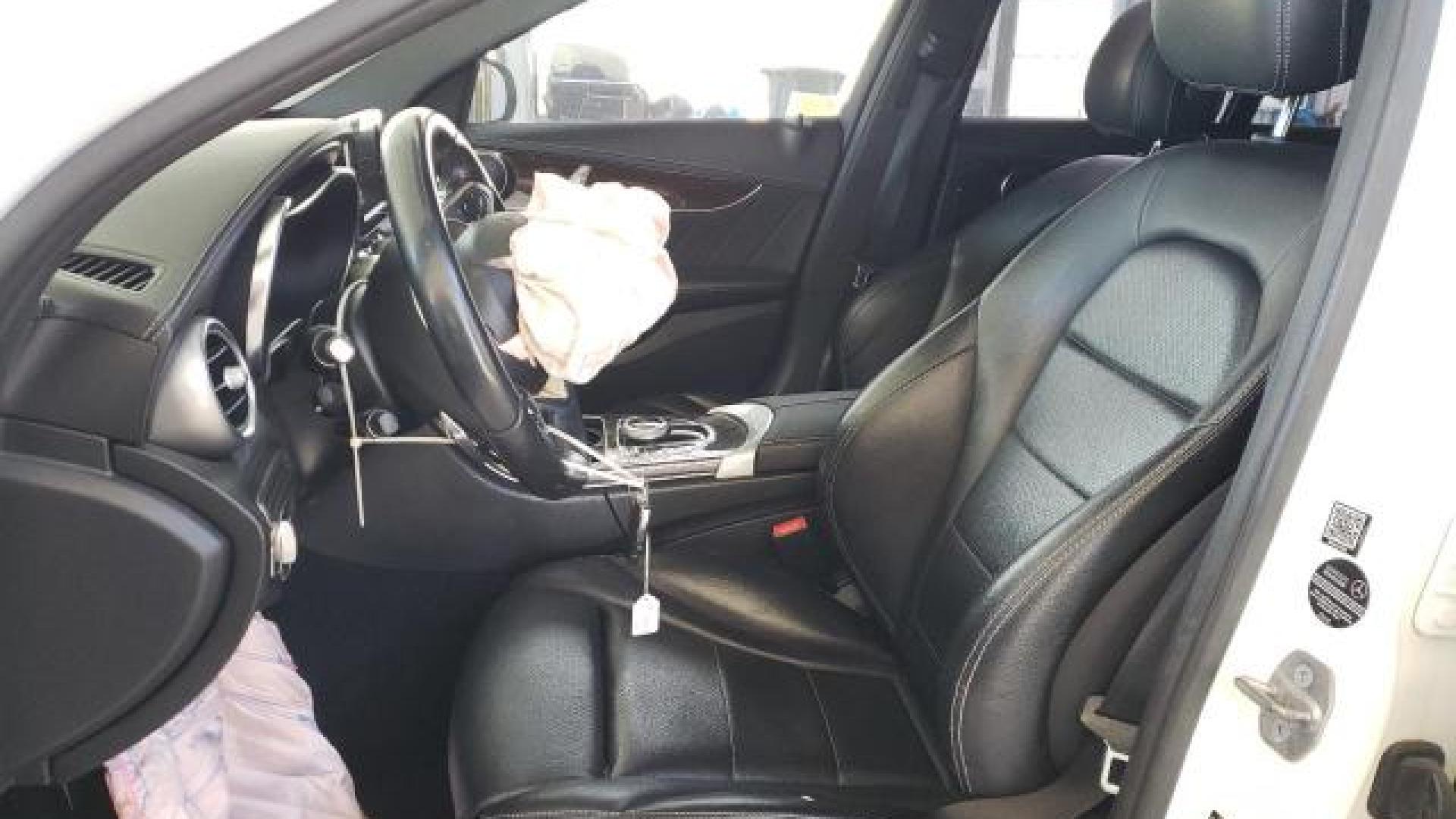 Mercedes - C300 - 2017 - White - 82359934