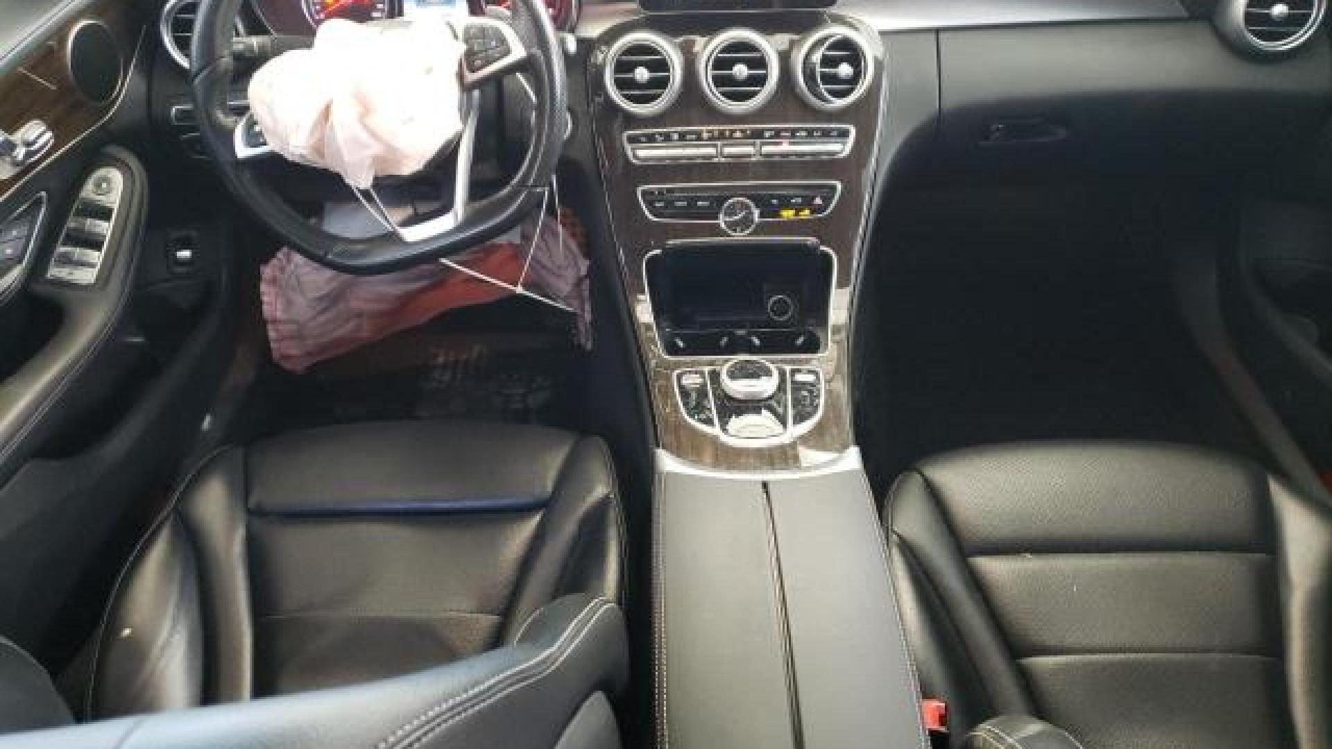 Mercedes - C300 - 2017 - White - 82359934