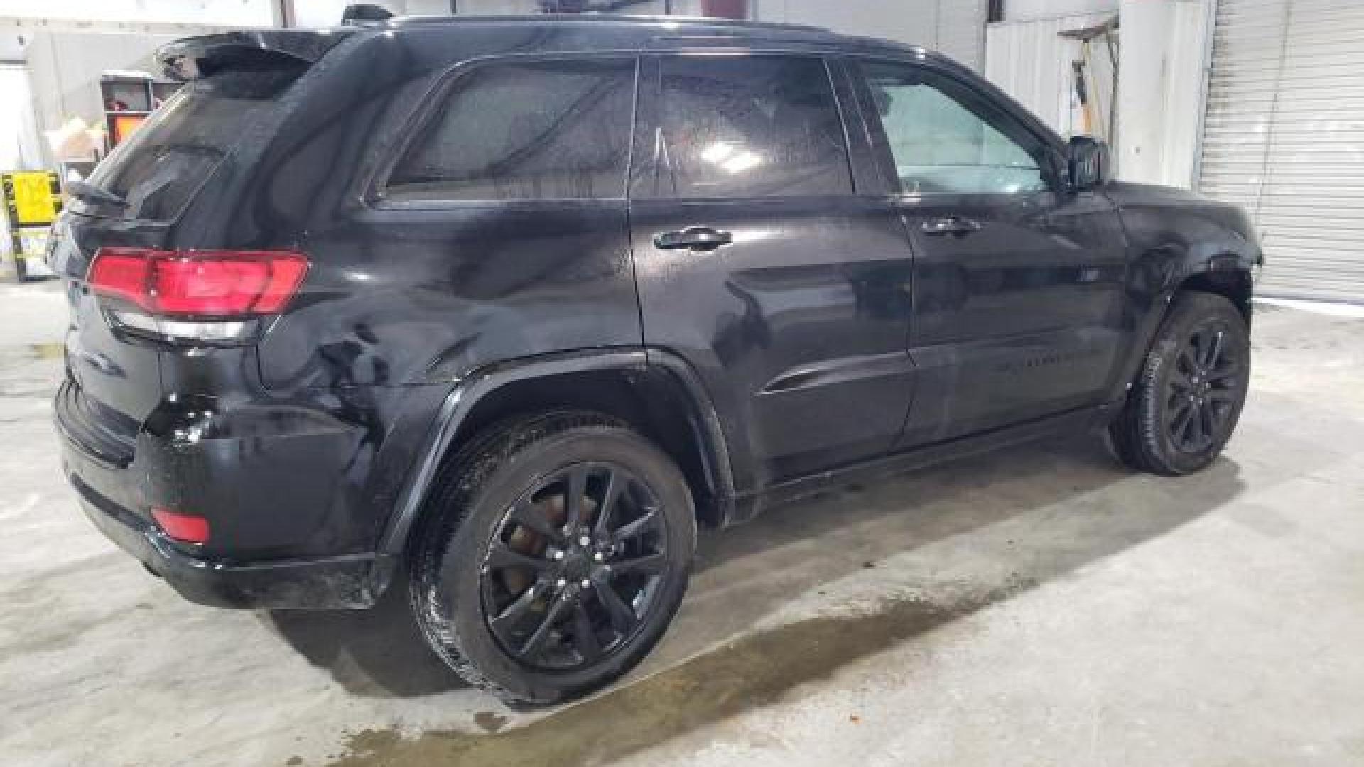 Jeep  - Grand Cherokee - 2017 - Black - 42389885