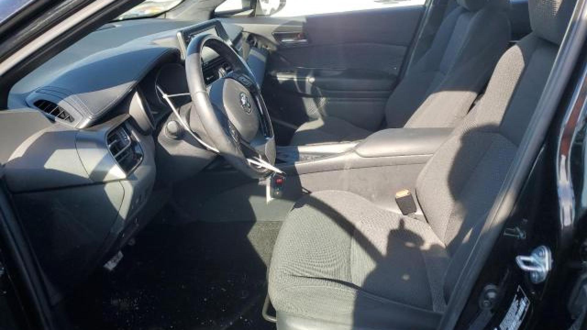 Toyota  - C-Hr  - 2018 - Grey - 42817165