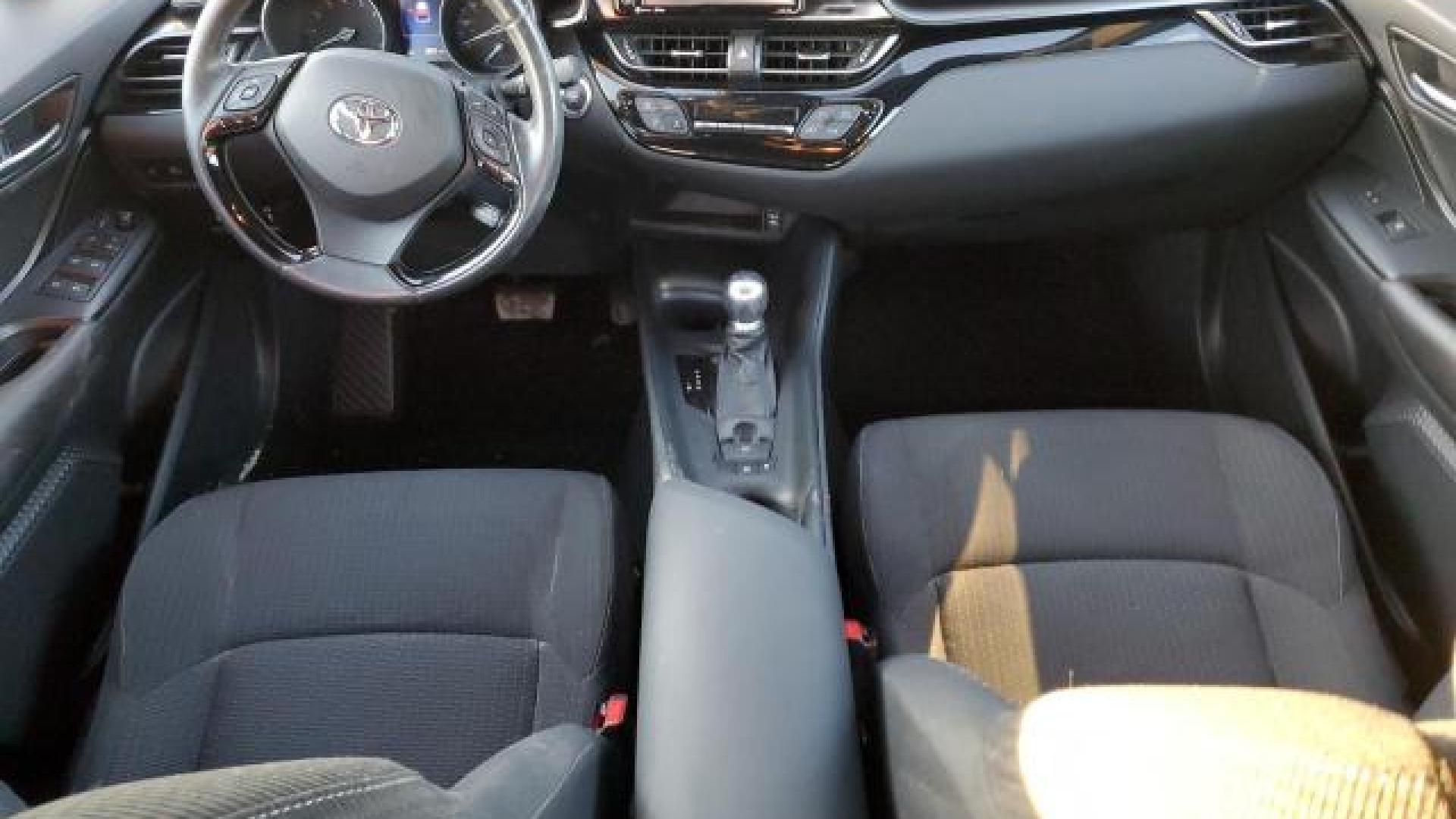 Toyota  - C-Hr  - 2018 - Grey - 42817165