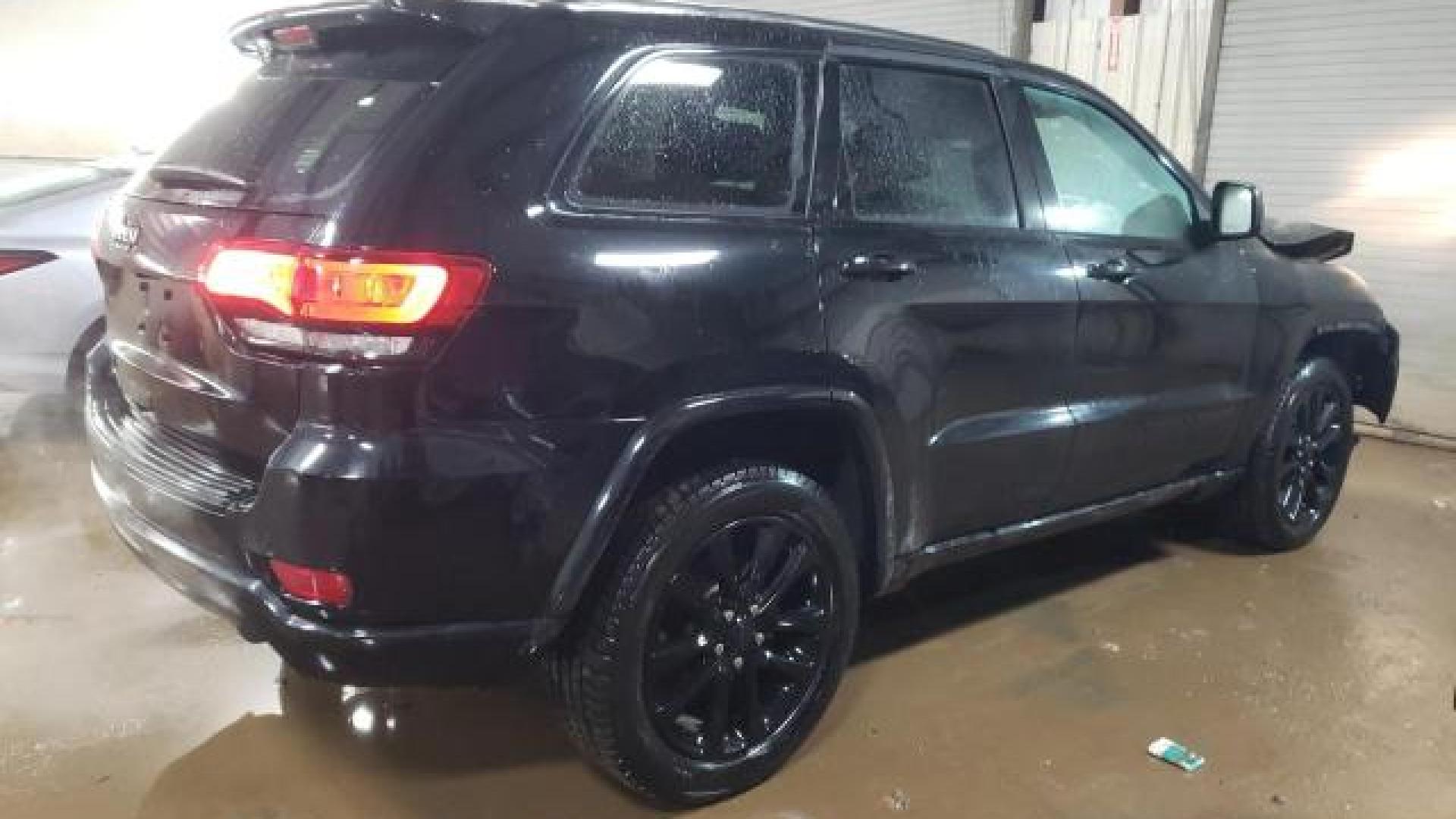 Jeep  - Grand Cherokee - 2018 - Black - 43660695