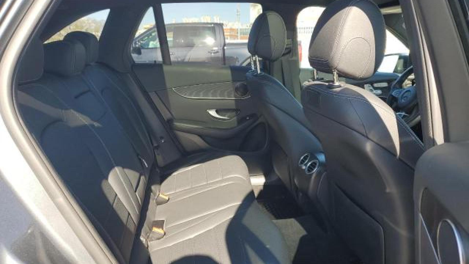 Mercedes - Glc300 - 2018 - Grey - 45708355