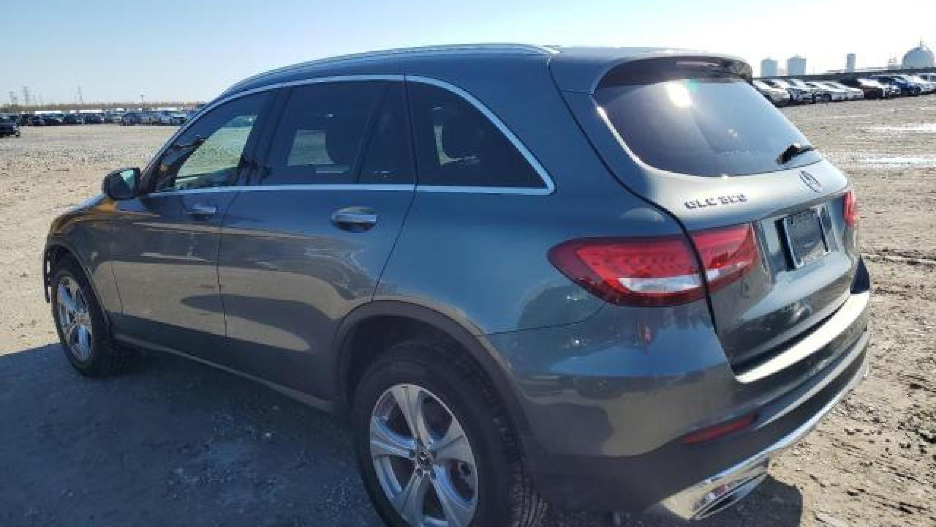 Mercedes - Glc300 - 2018 - Grey - 45708355