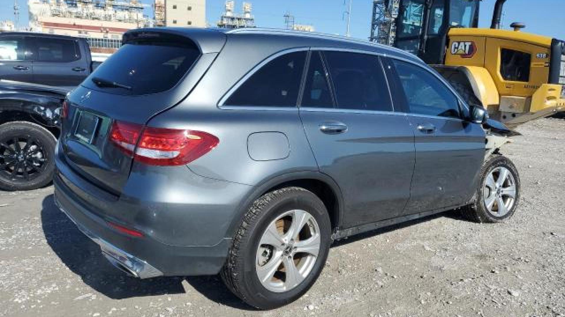Mercedes - Glc300 - 2018 - Grey - 45708355