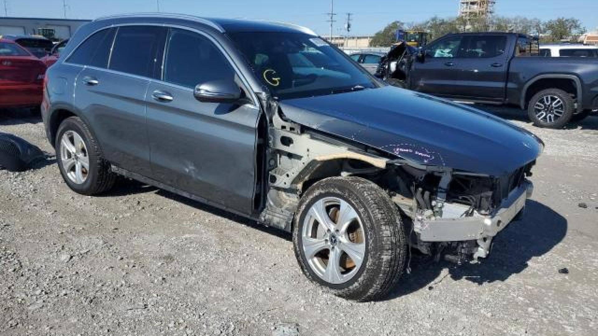 Mercedes - Glc300 - 2018 - Grey - 45708355