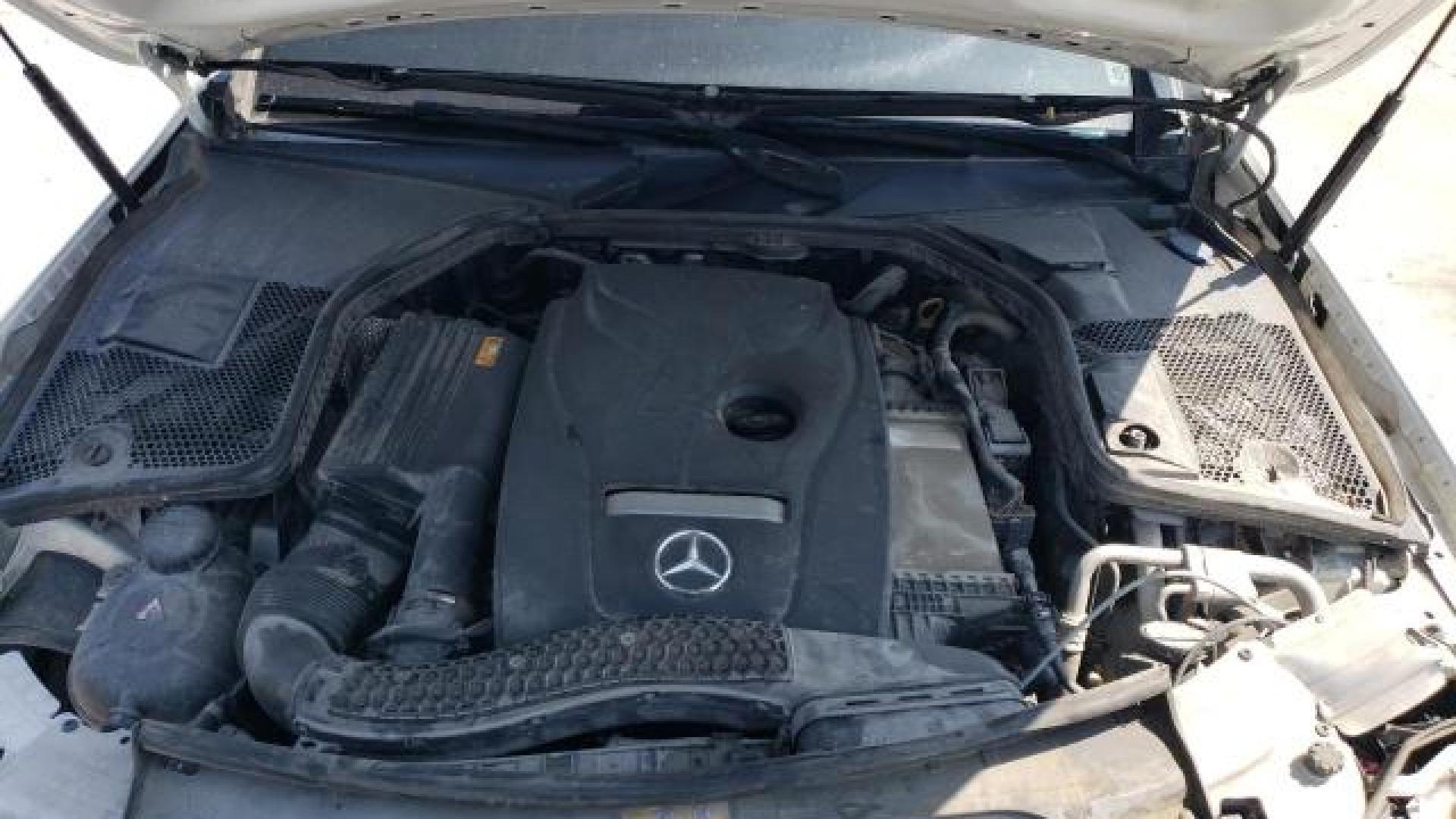 Mercedes - C300 - 2018 - White - 68523874