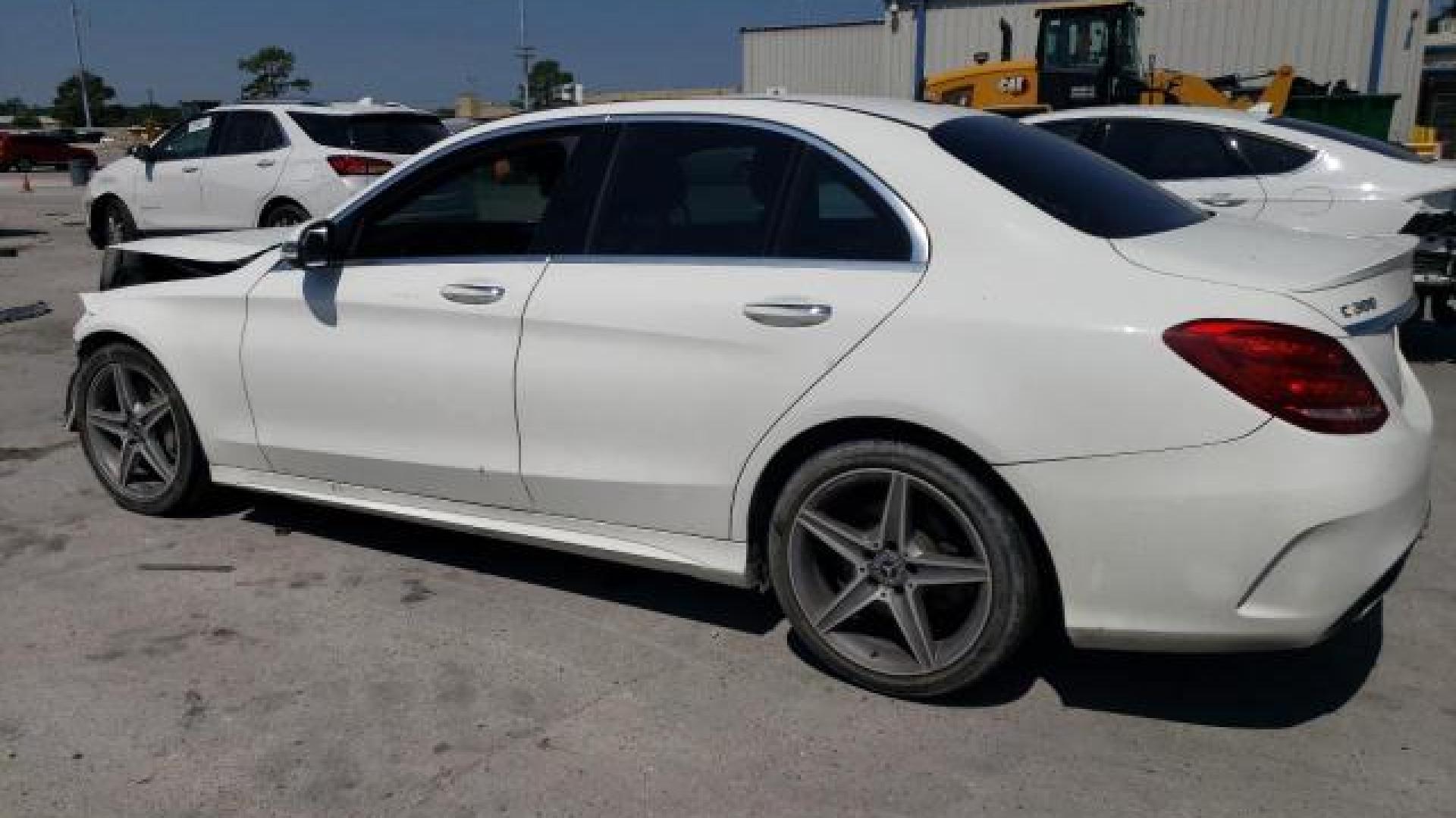 Mercedes - C300 - 2018 - White - 68523874