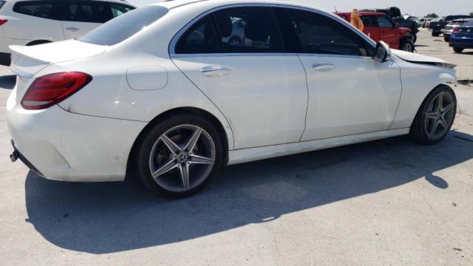 Mercedes - C300 - 2018 - White - 68523874