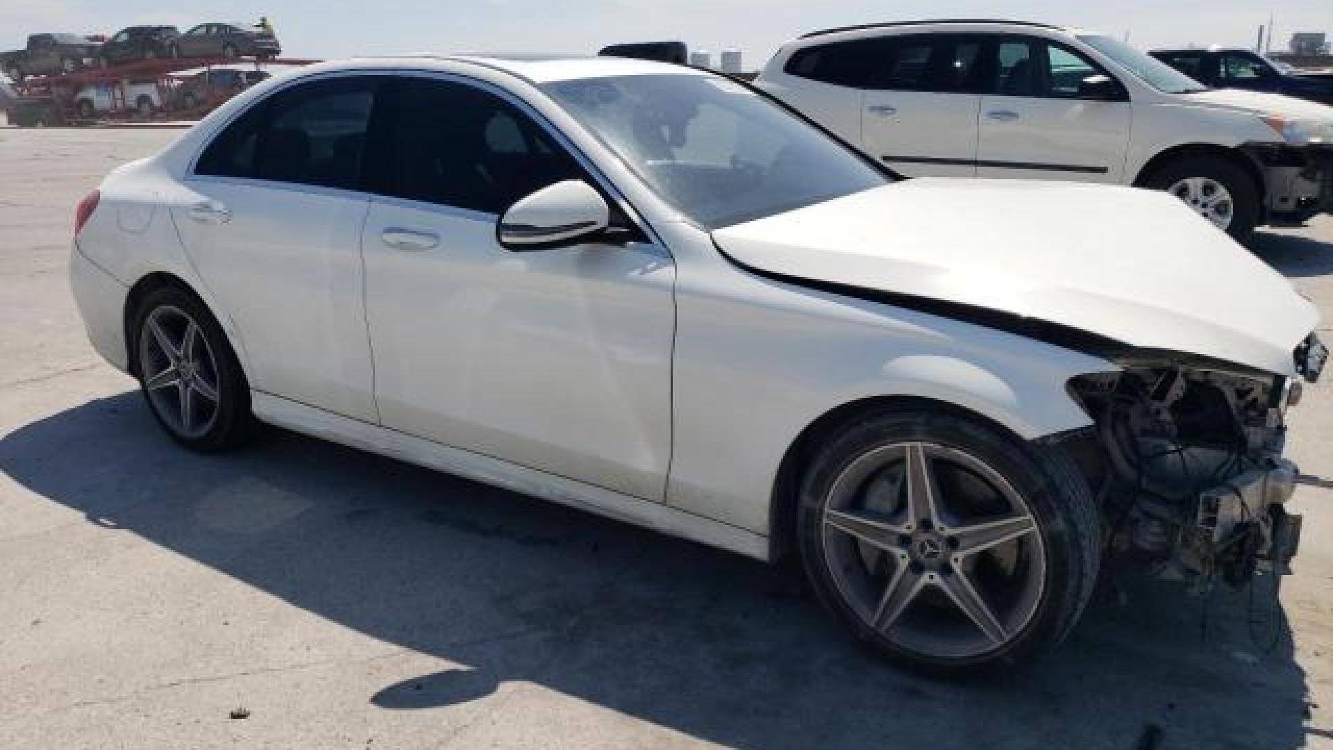 Mercedes - C300 - 2018 - White - 68523874