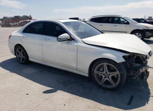 Mercedes - C300 - 2018 - White - 68523874