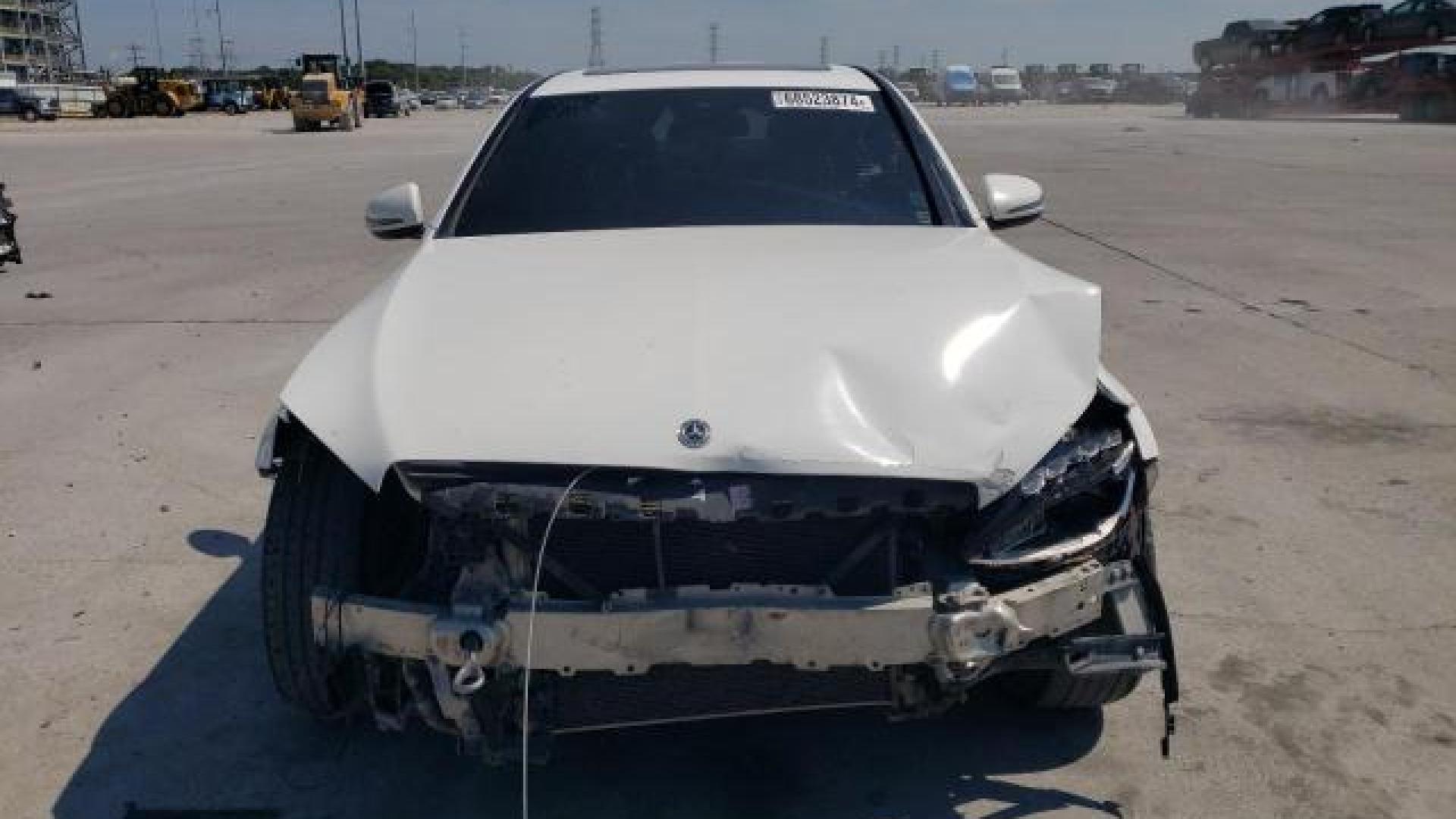 Mercedes - C300 - 2018 - White - 68523874