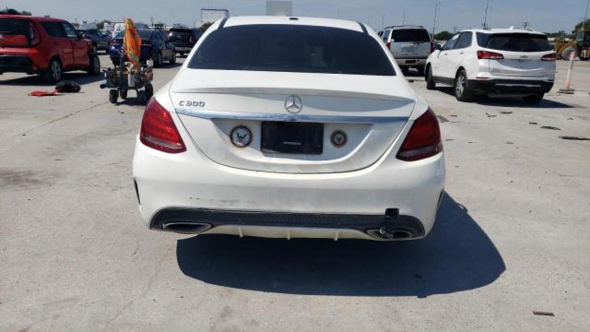 Mercedes - C300 - 2018 - White - 68523874