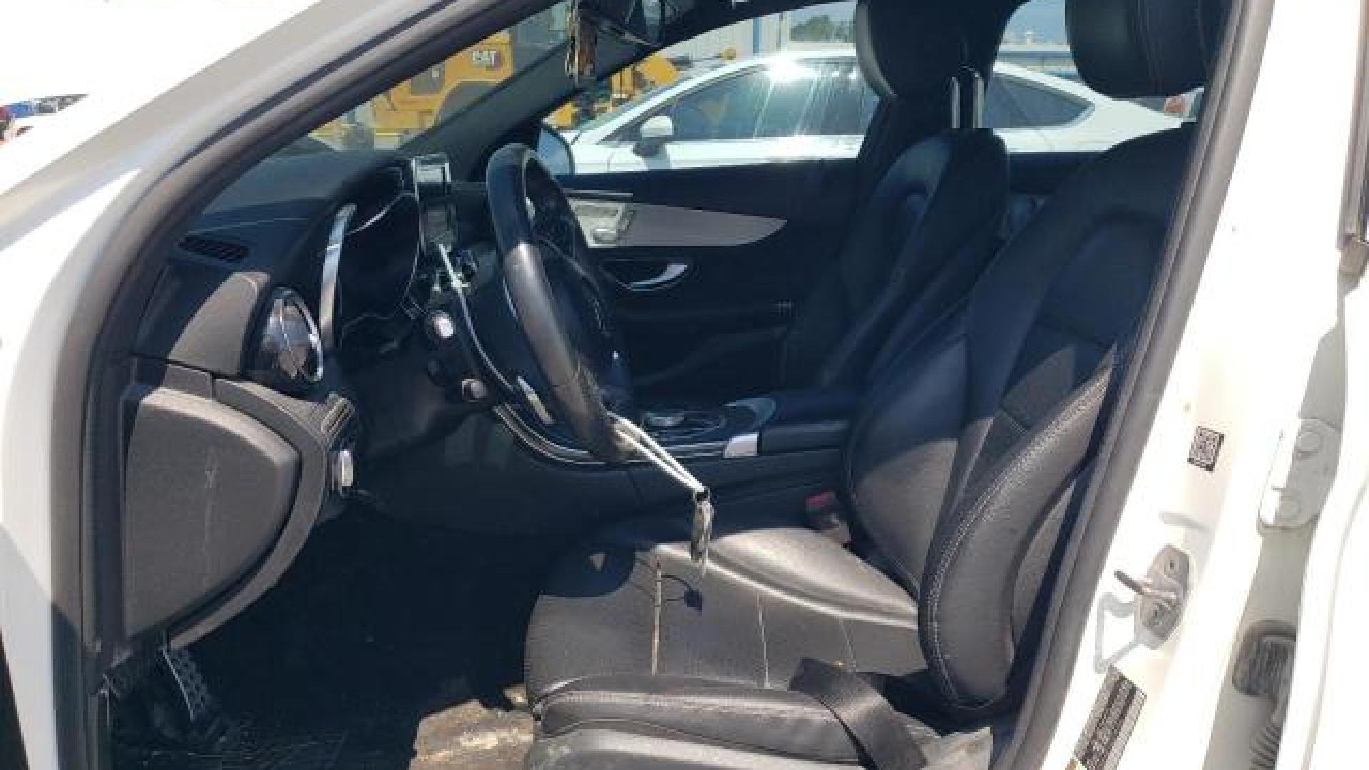 Mercedes - C300 - 2018 - White - 68523874