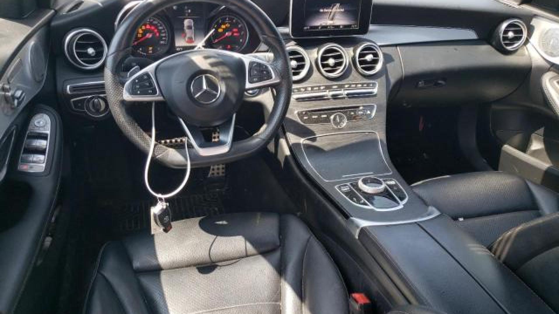 Mercedes - C300 - 2018 - White - 68523874