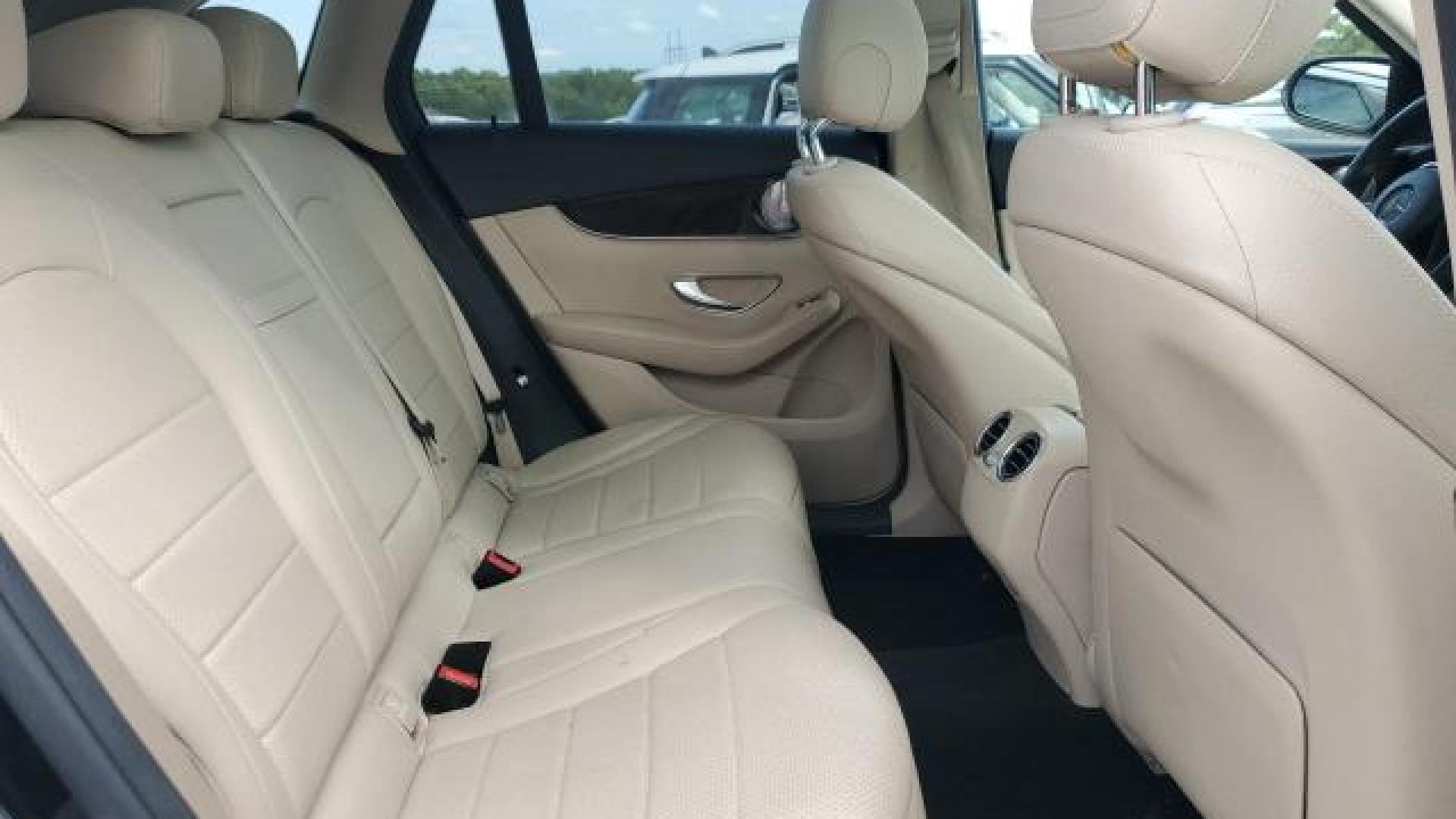 Mercedes - Glc300 - 2017 - Black - 70215634