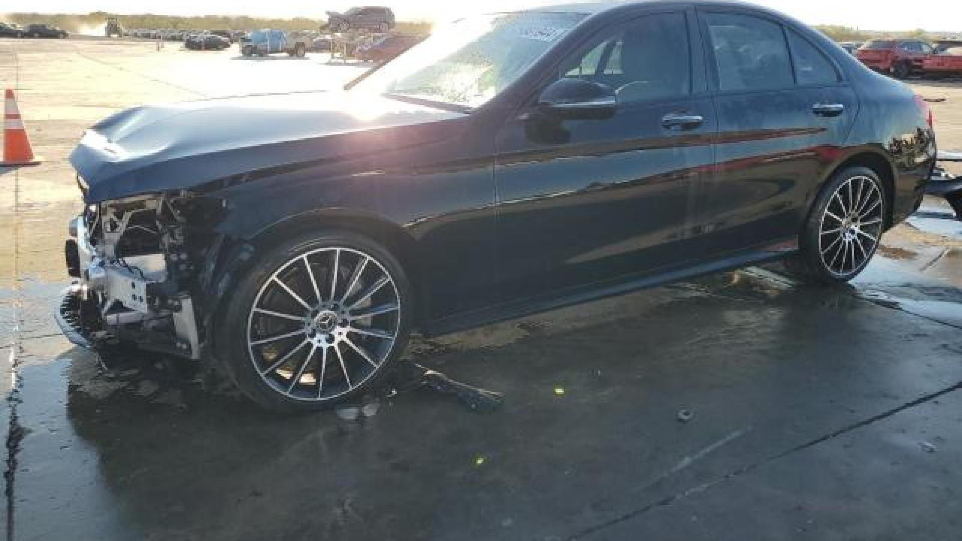 Mercedes - C300 - 2019 - Black - 75881944