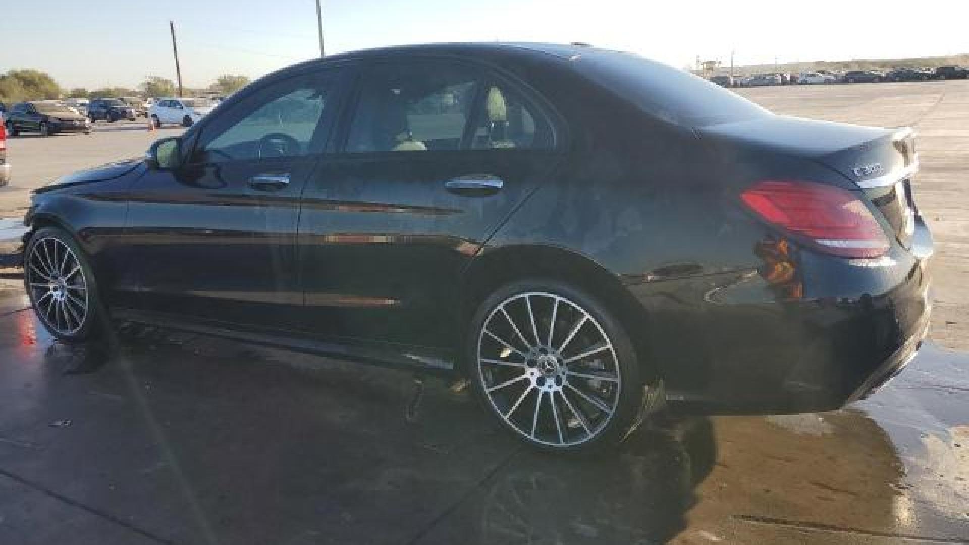 Mercedes - C300 - 2019 - Black - 75881944