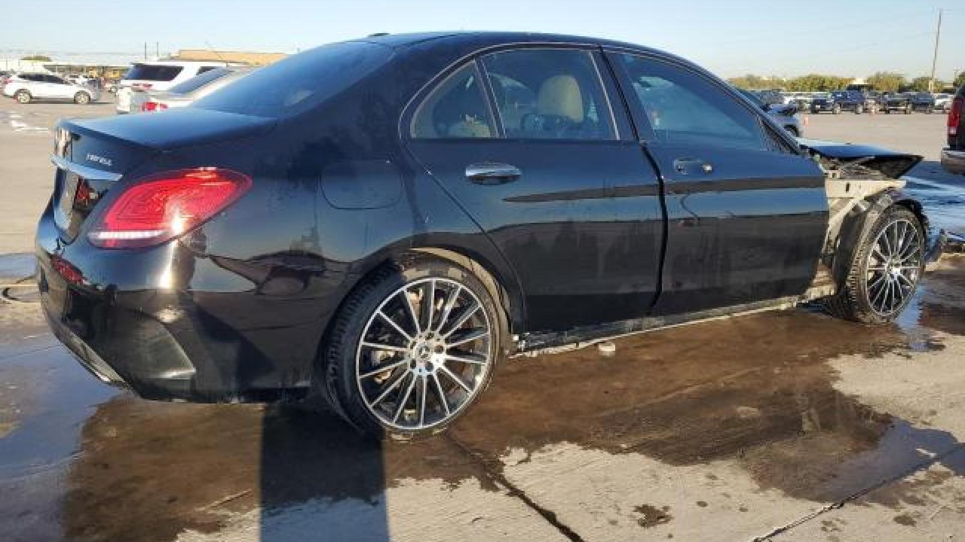 Mercedes - C300 - 2019 - Black - 75881944