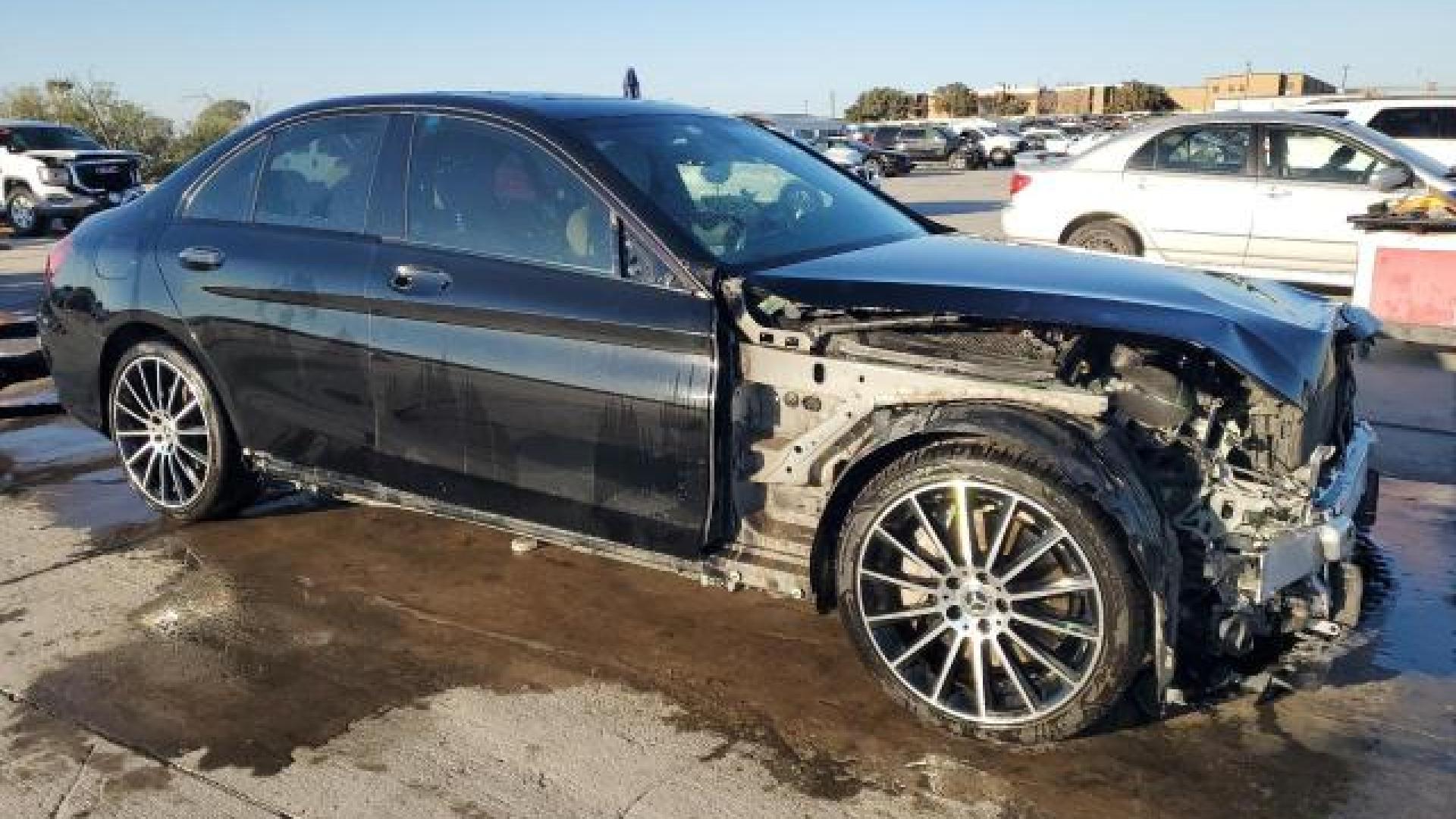 Mercedes - C300 - 2019 - Black - 75881944