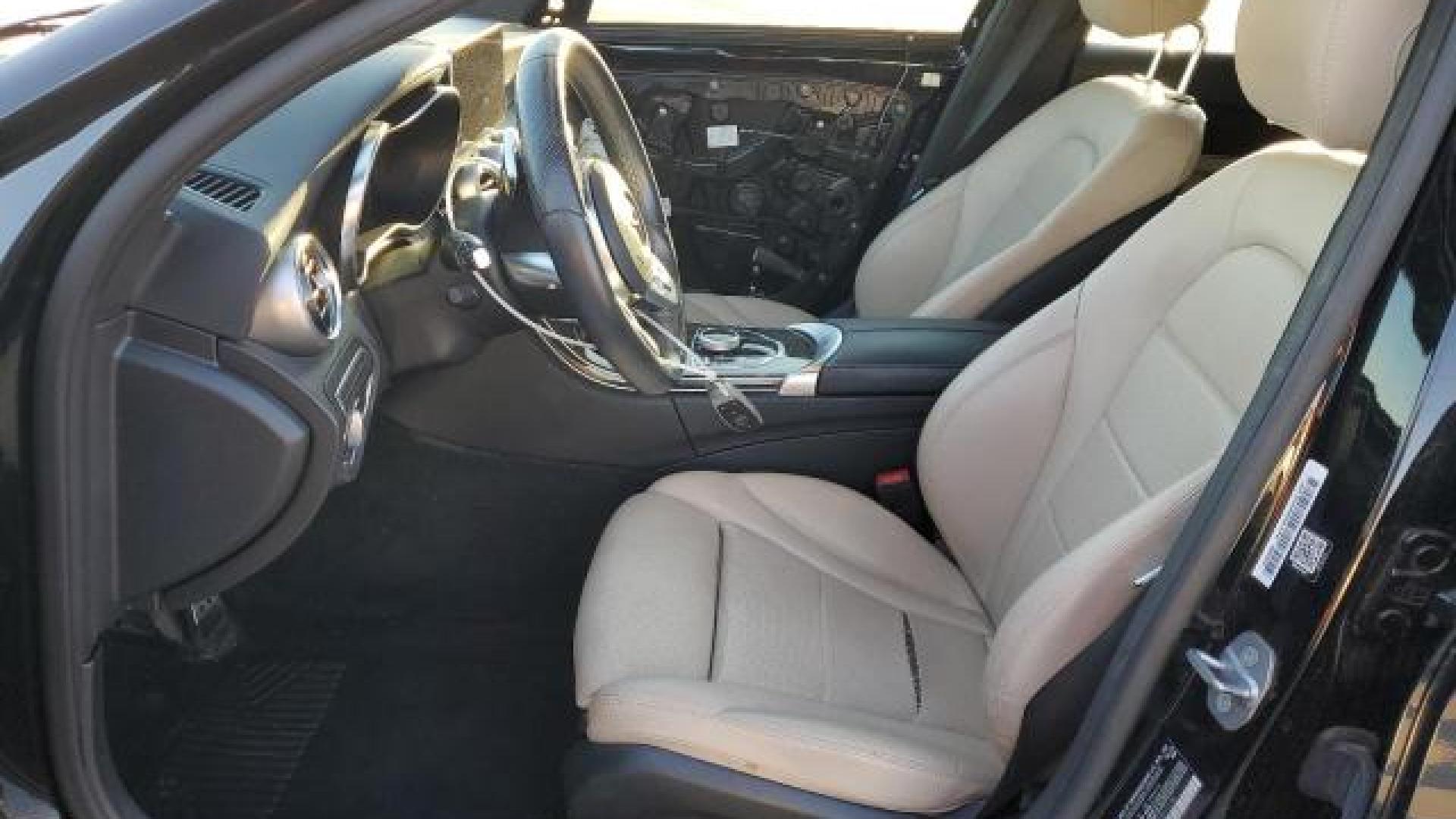 Mercedes - C300 - 2019 - Black - 75881944