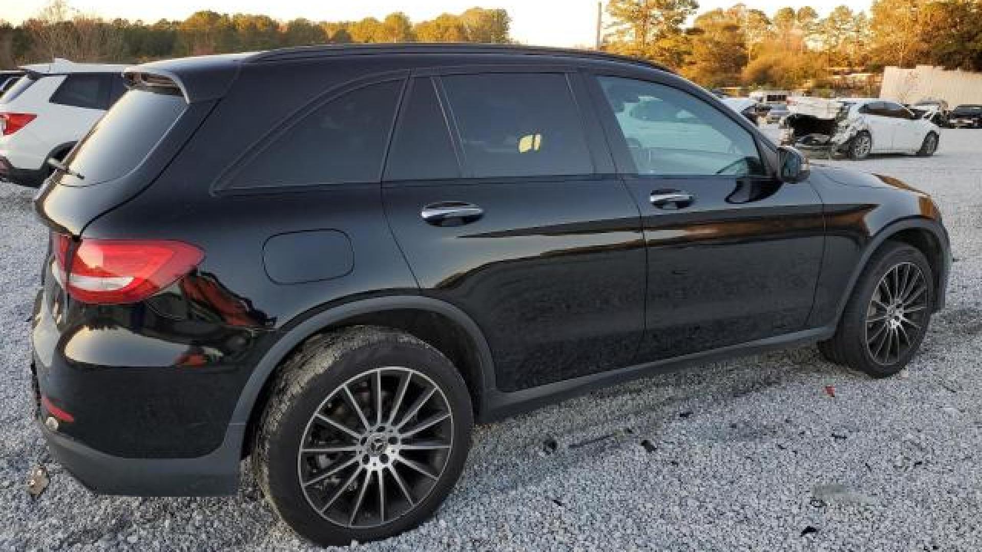 Mercedes - Glc300 - 2018 - Black - 81700824