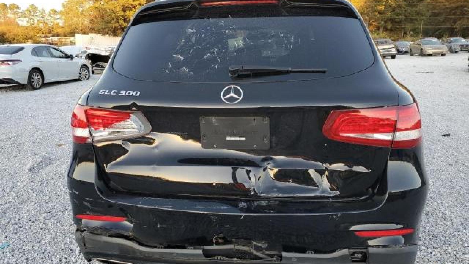 Mercedes - Glc300 - 2018 - Black - 81700824