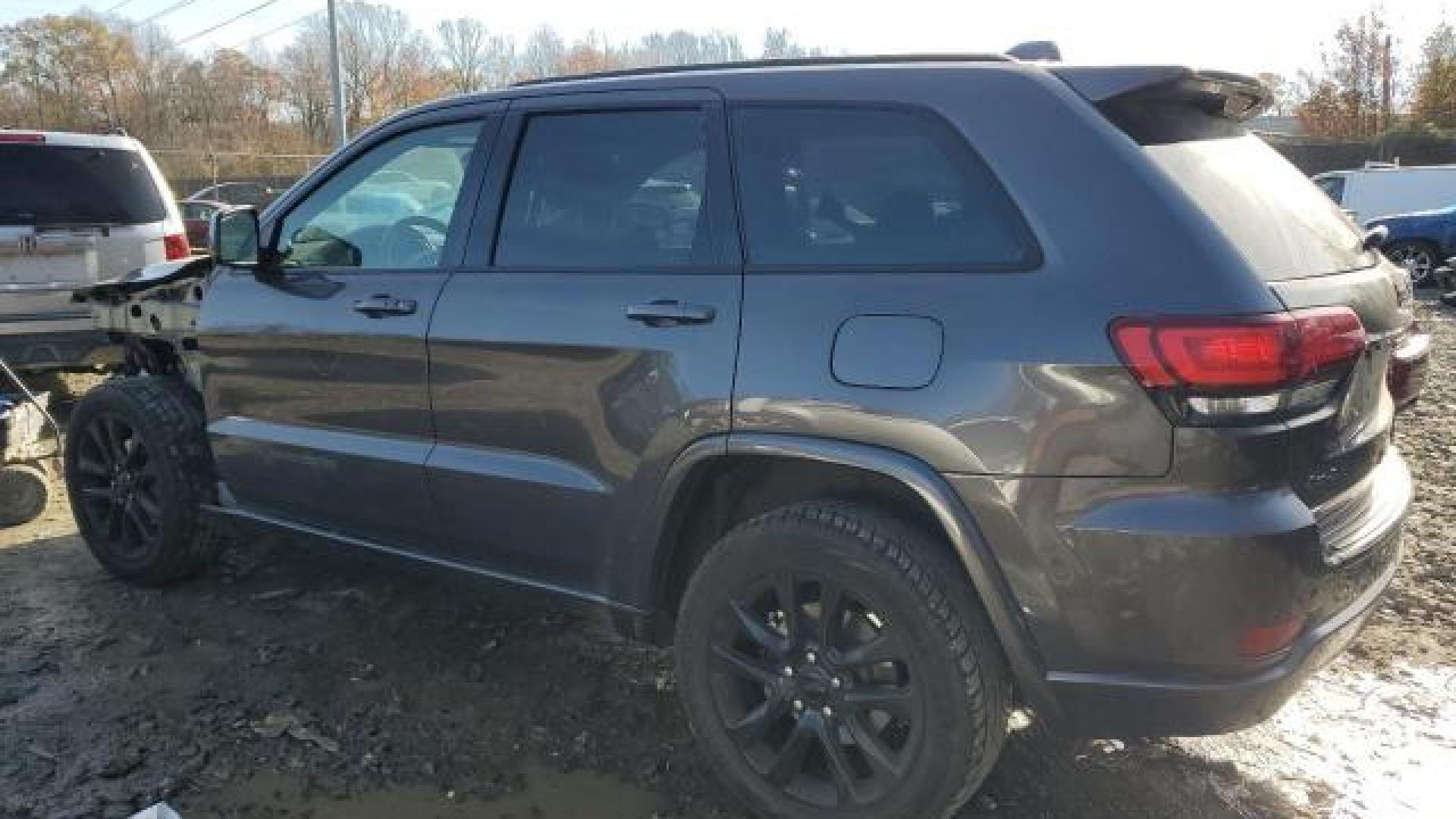 Jeep  - Grand Cherokee - 2017 - Grey - 82425304