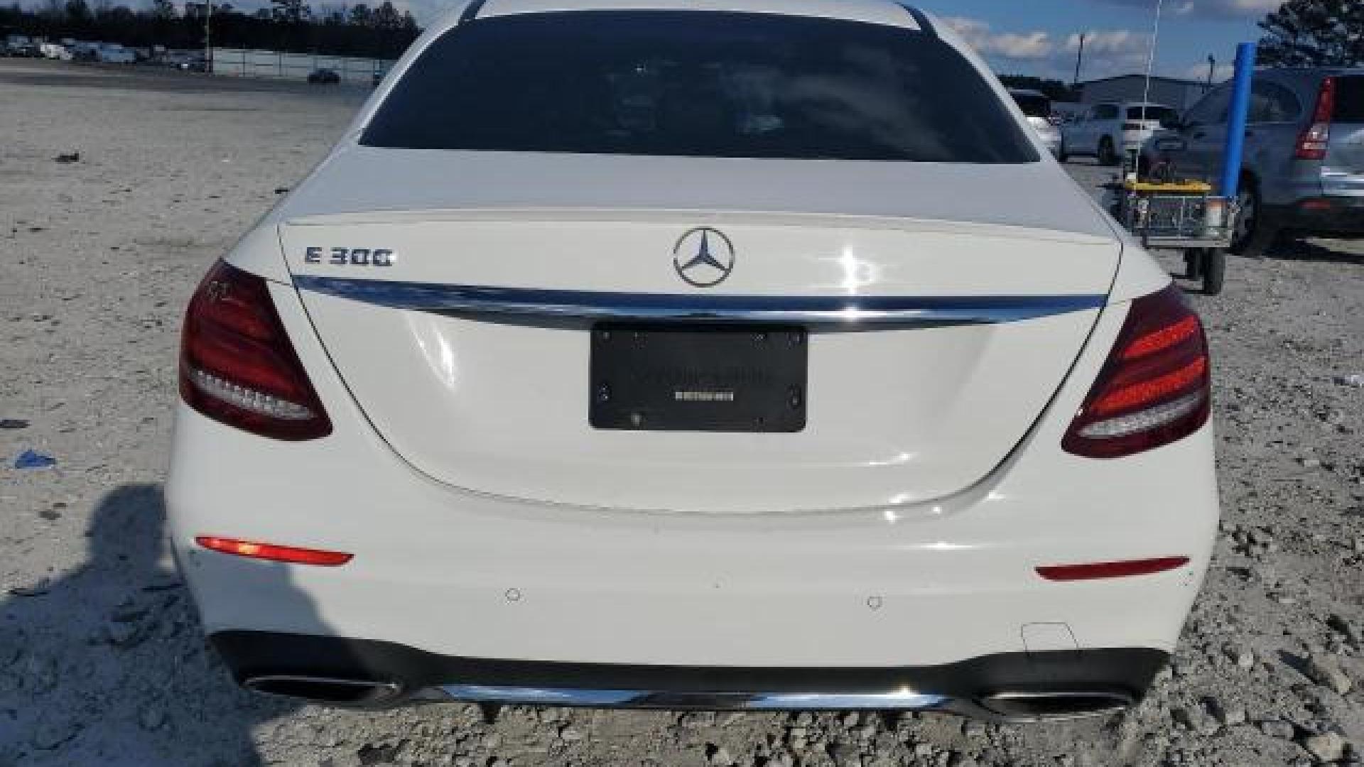 Mercedes - E300 - 2017 - White - 86614734