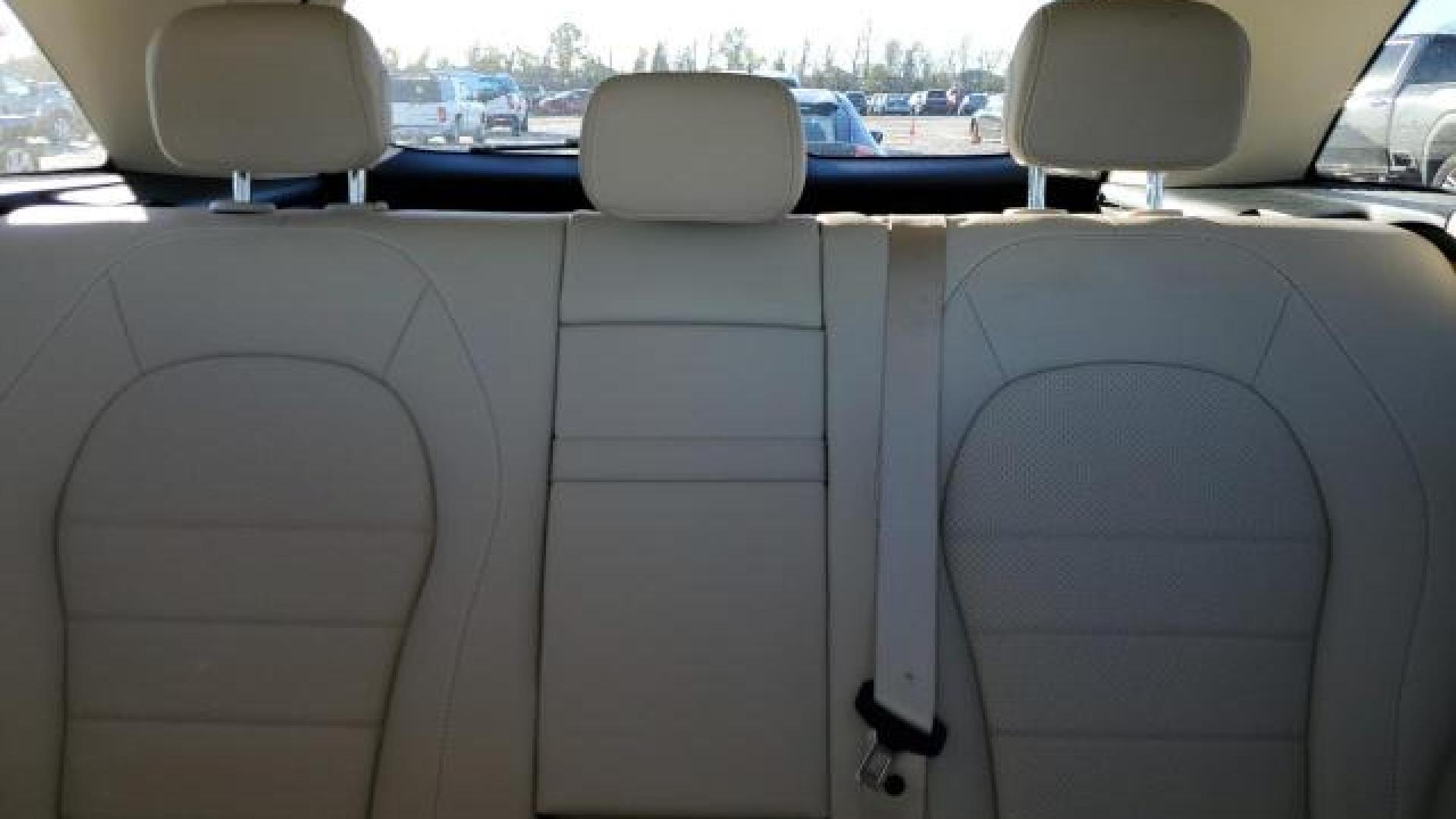 Mercedes - Glc300 - 2018 - White - 87005594