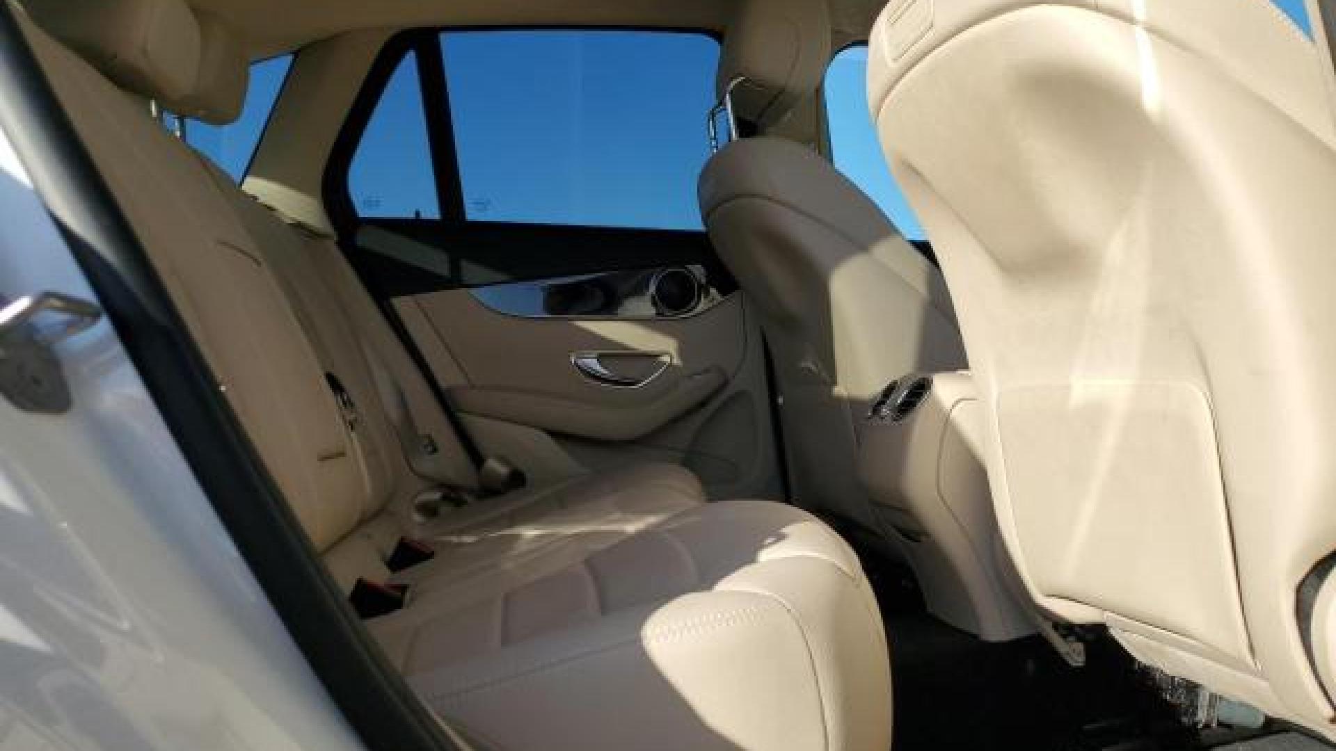 Mercedes - Glc300 - 2018 - White - 87005594