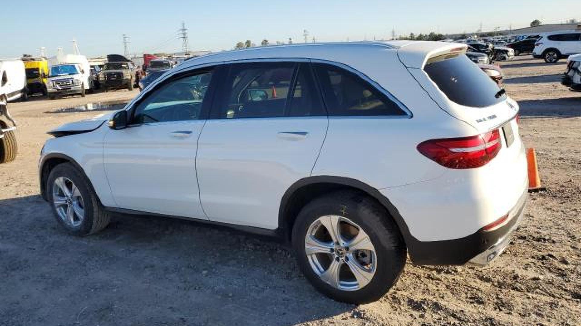 Mercedes - Glc300 - 2018 - White - 87005594