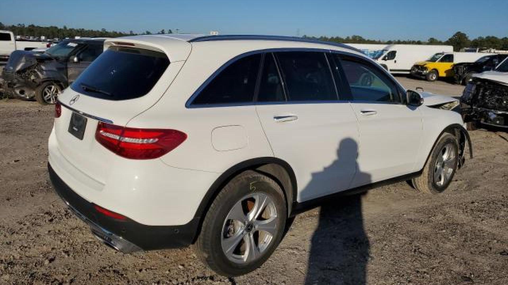 Mercedes - Glc300 - 2018 - White - 87005594