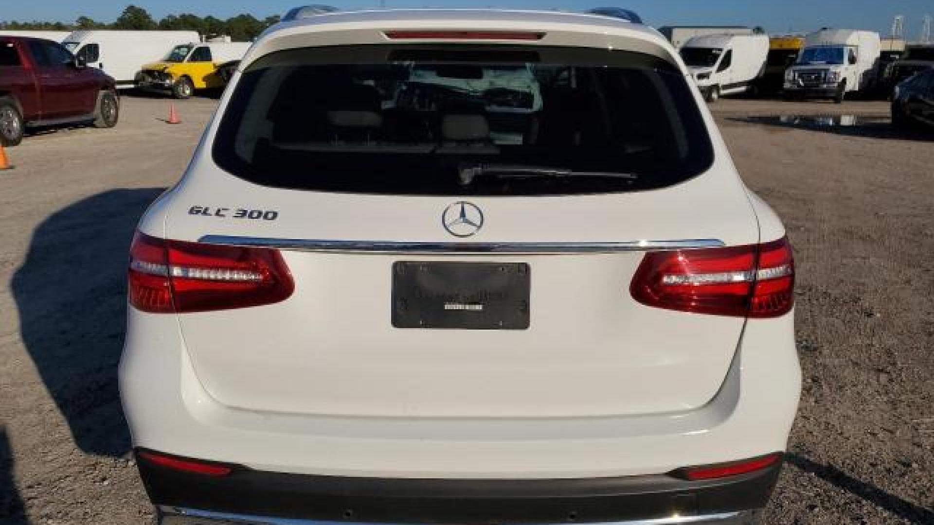 Mercedes - Glc300 - 2018 - White - 87005594