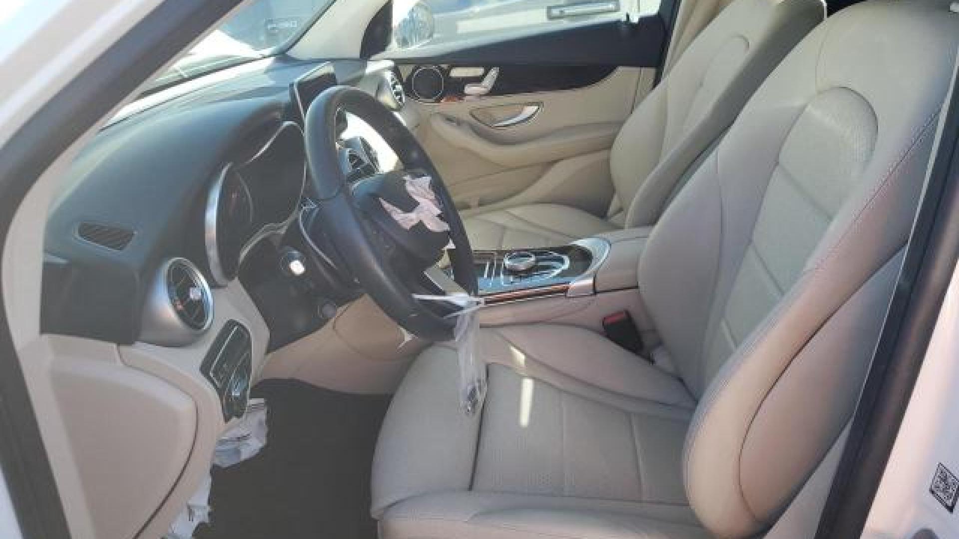 Mercedes - Glc300 - 2018 - White - 87005594