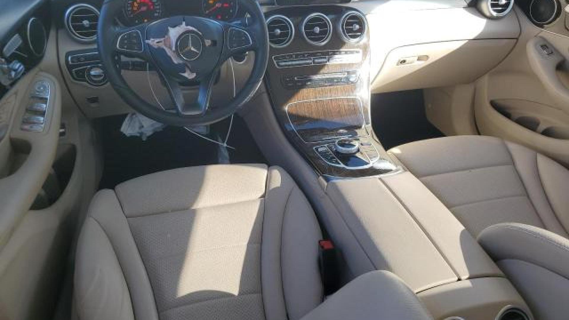 Mercedes - Glc300 - 2018 - White - 87005594