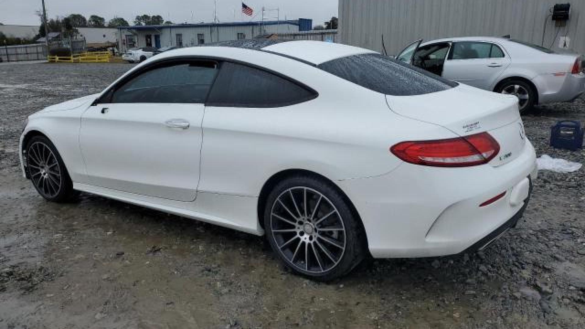 Mercedes - C300 - 2017 - White - 87703945