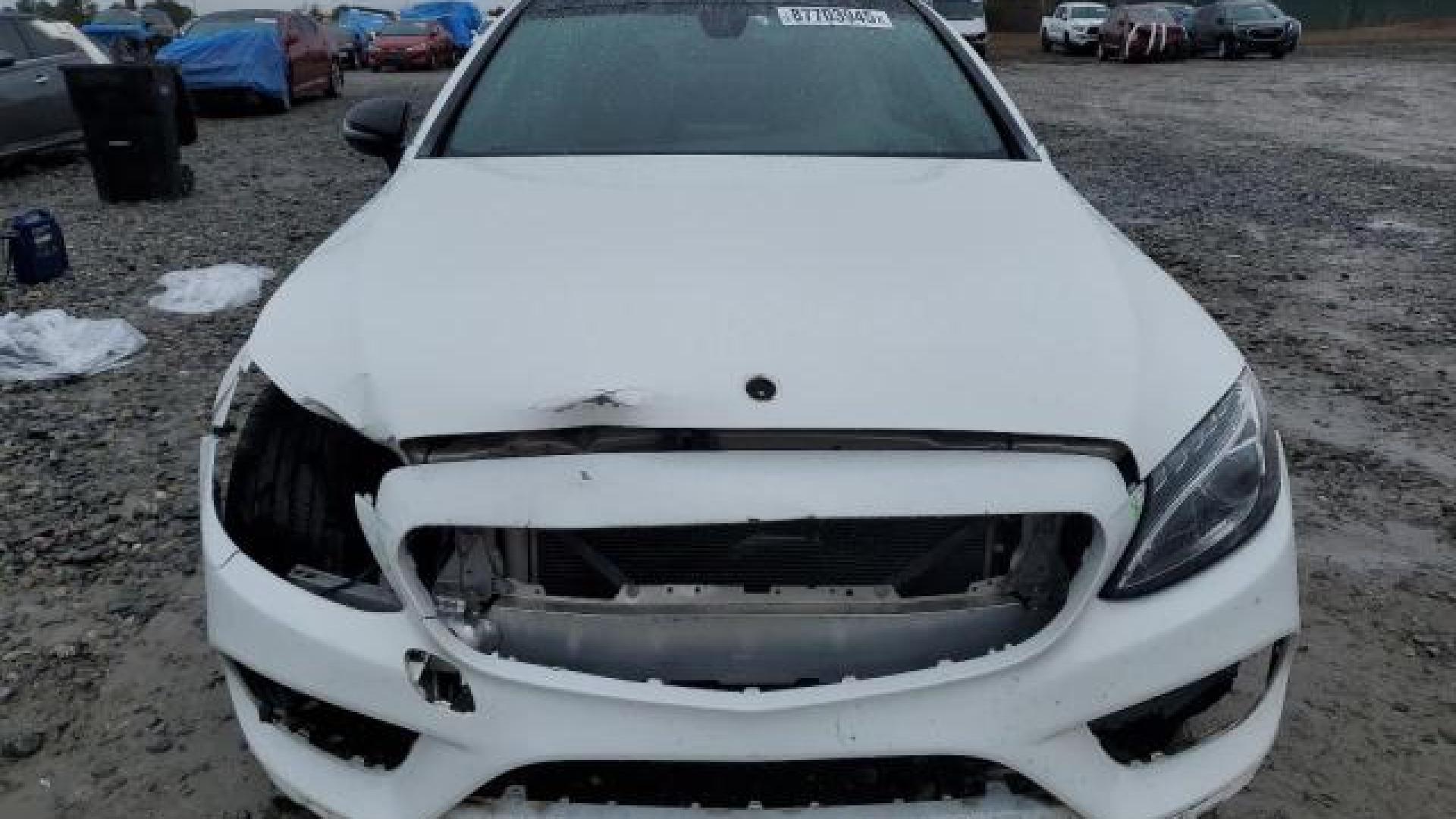 Mercedes - C300 - 2017 - White - 87703945