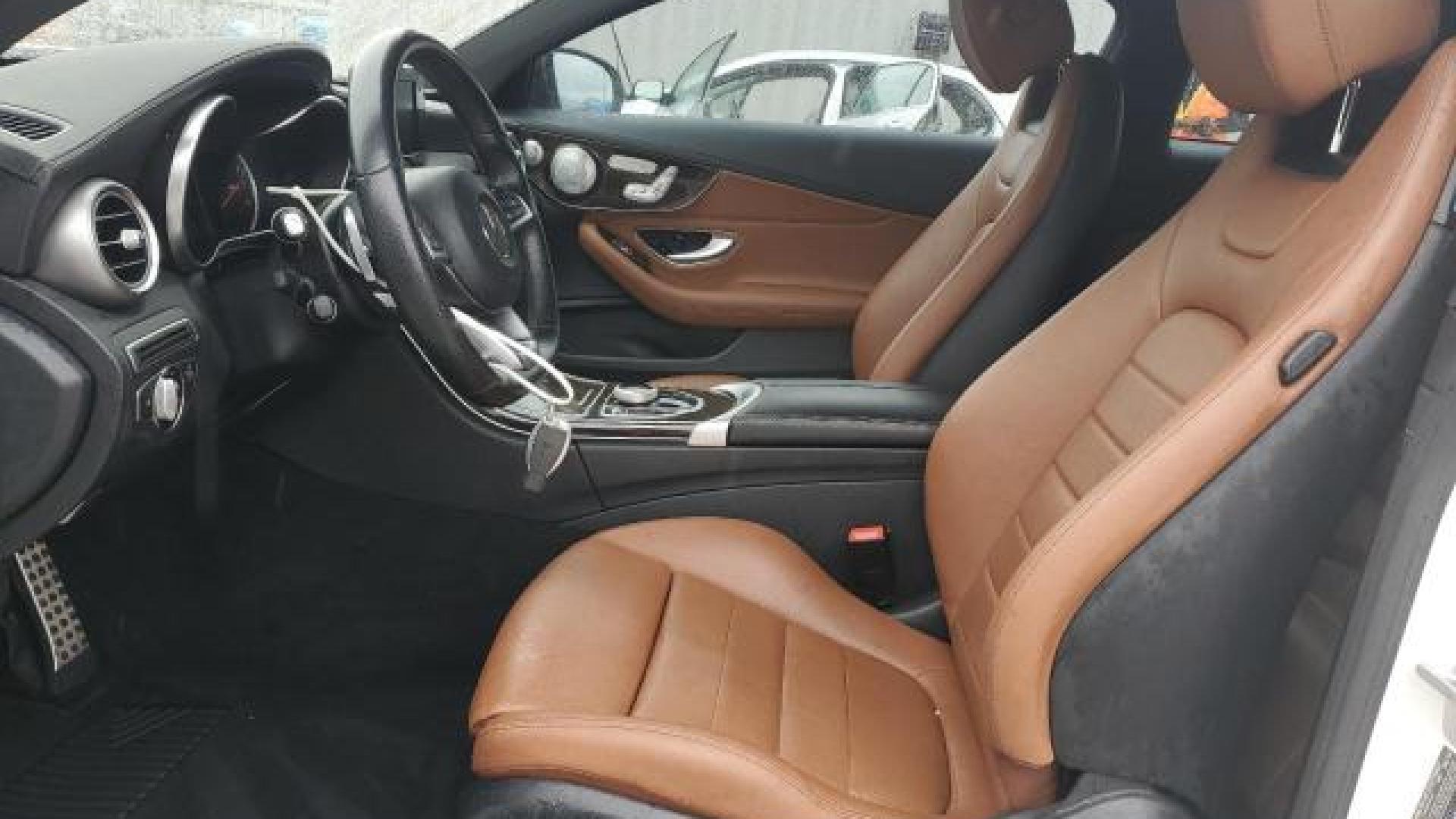 Mercedes - C300 - 2017 - White - 87703945