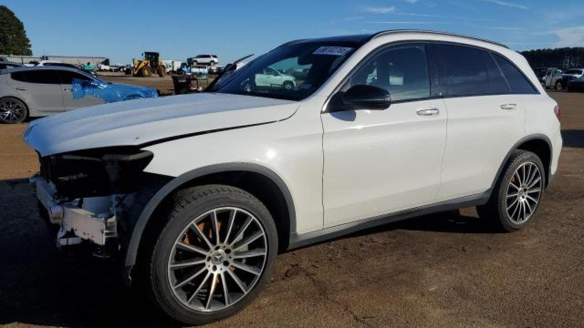Mercedes - Glc300 - 2018 - White - 88102765