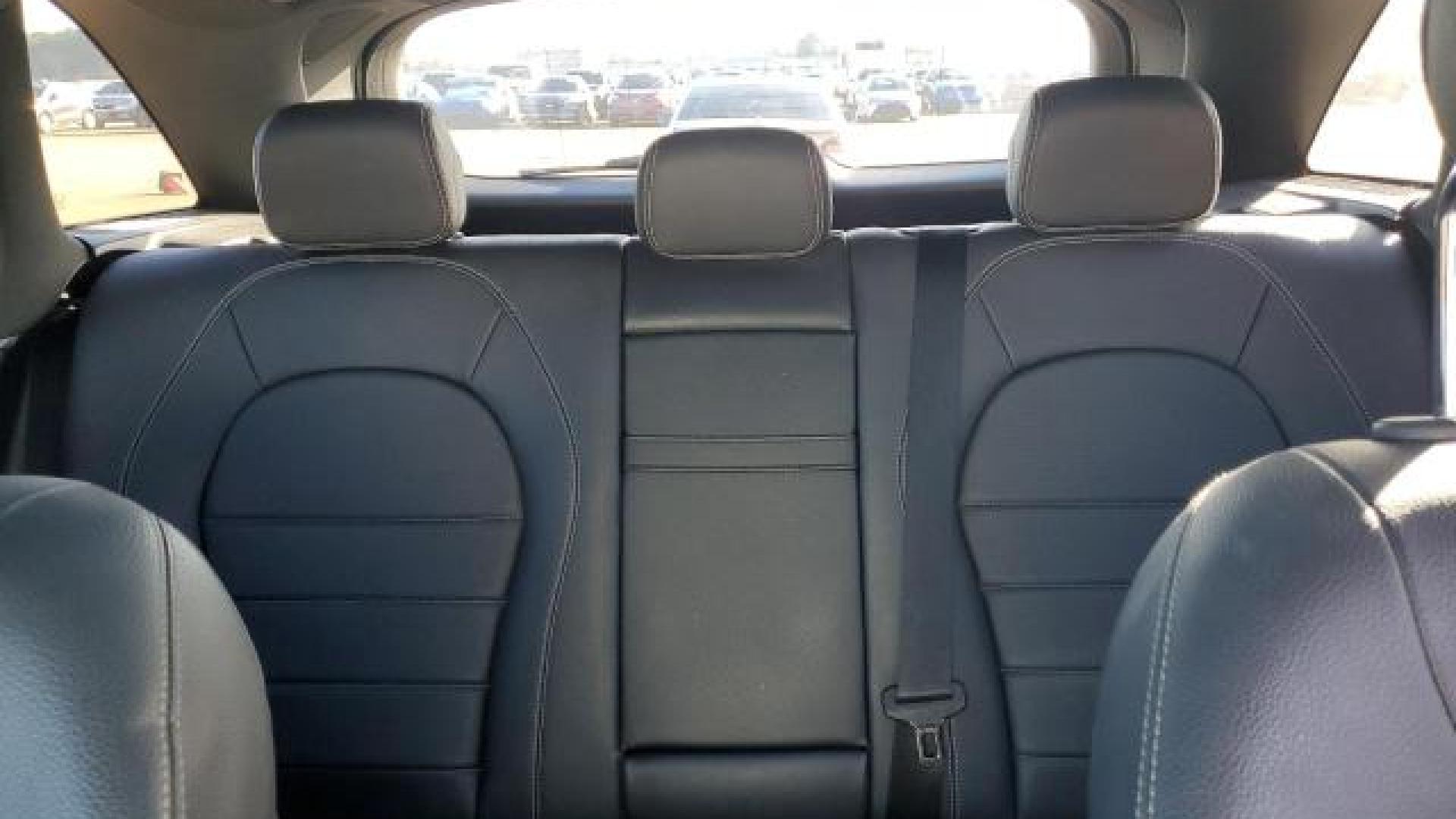 Mercedes - Glc300 - 2018 - White - 88102765